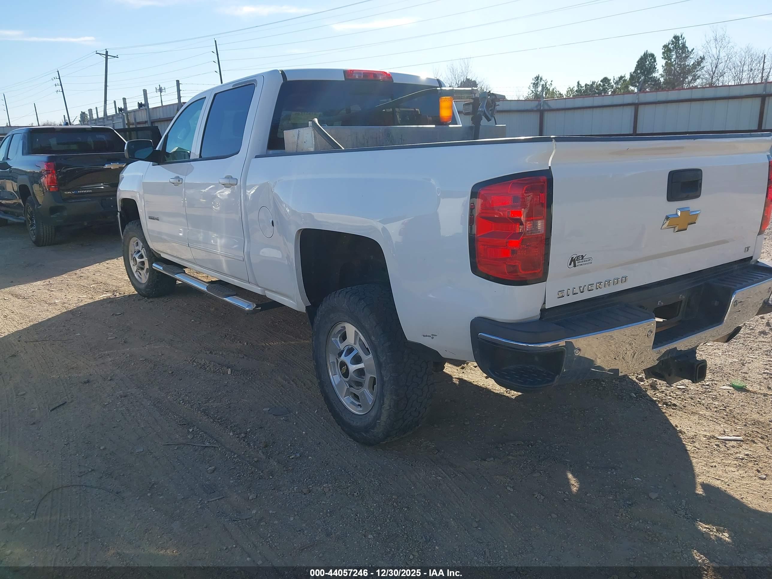 CHEVROLET SILVERADO image 3