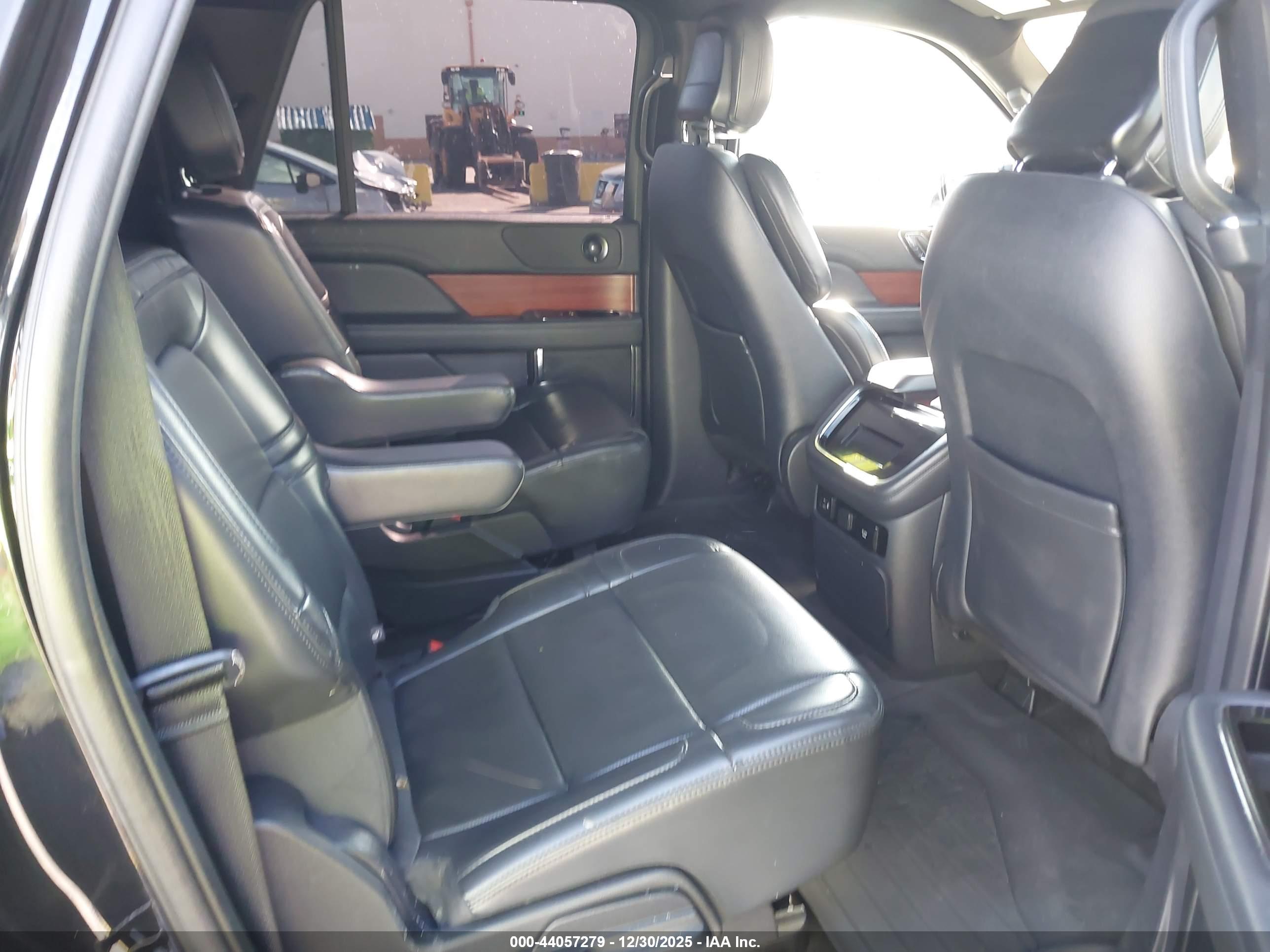 LINCOLN NAVIGATOR image 8