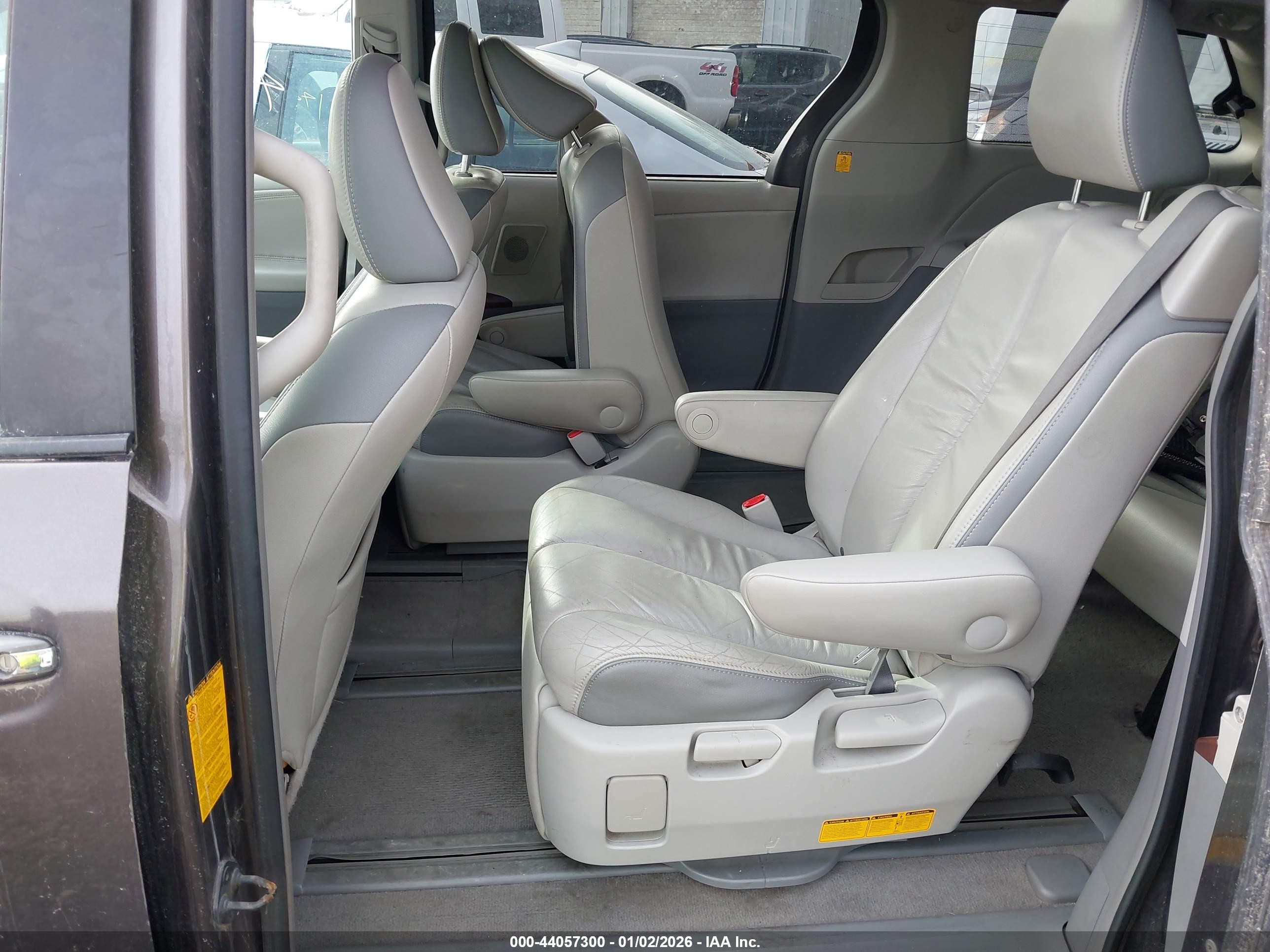 TOYOTA SIENNA image 8