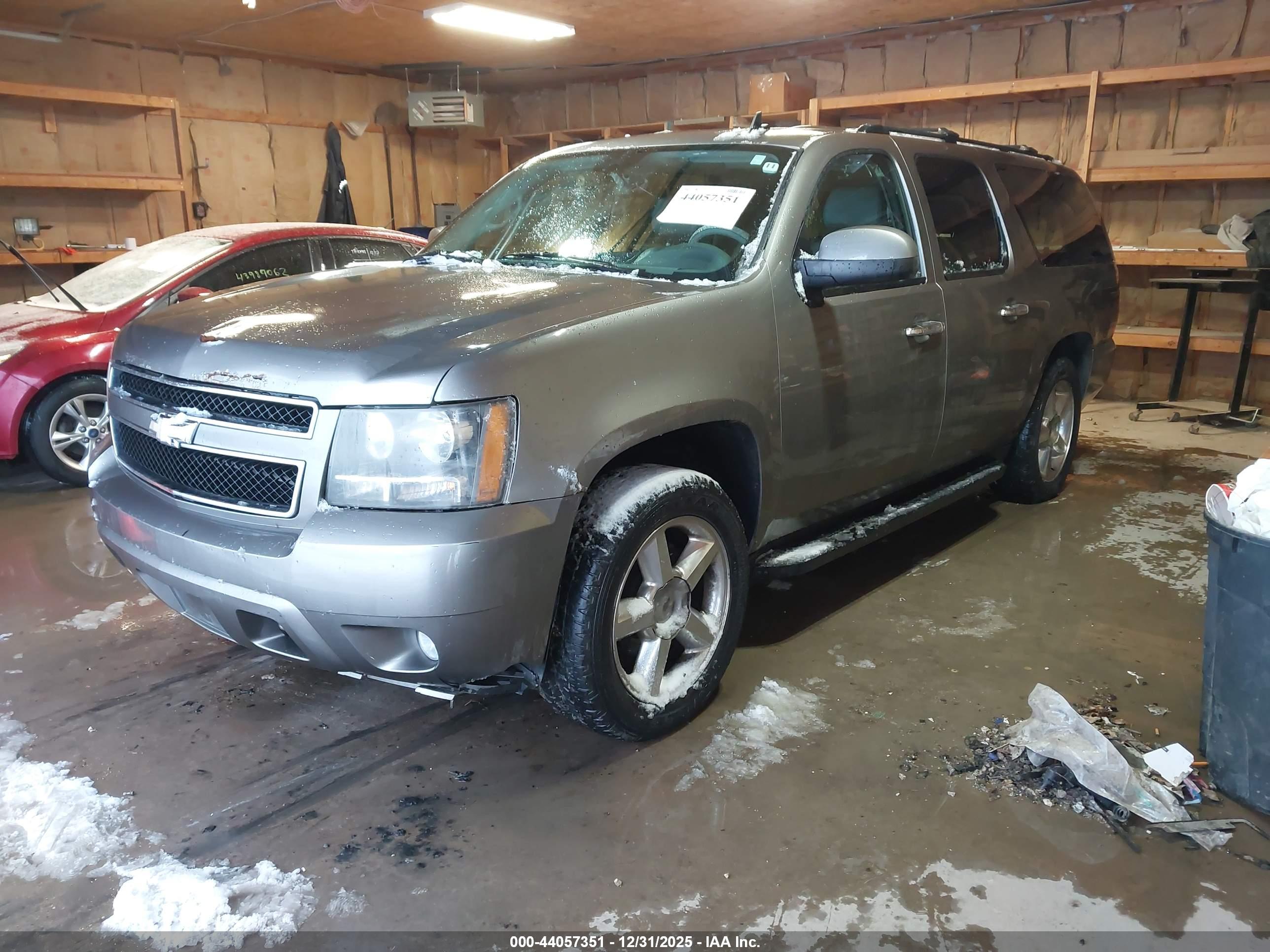 CHEVROLET SUBURBAN image 2