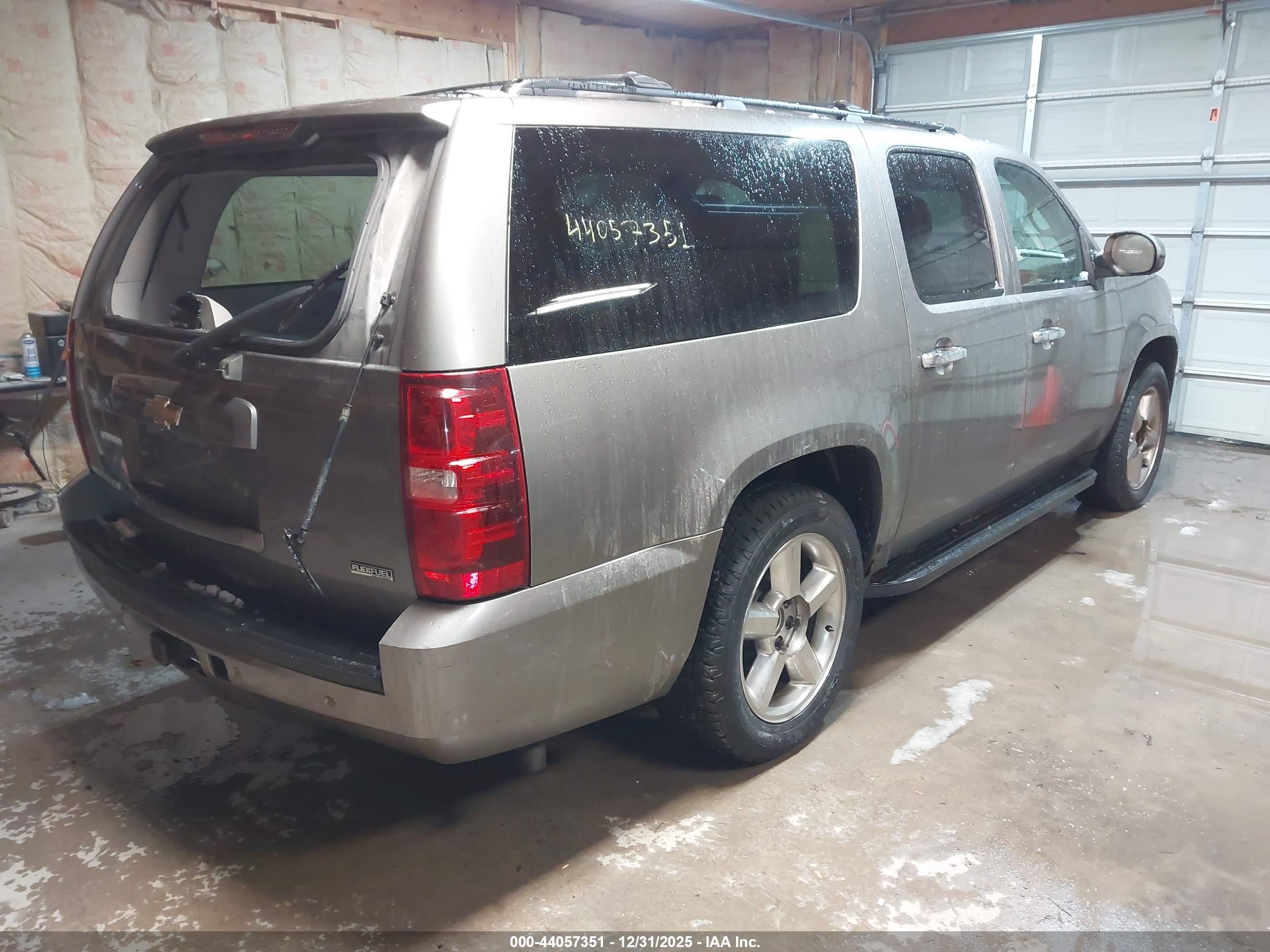CHEVROLET SUBURBAN image 4