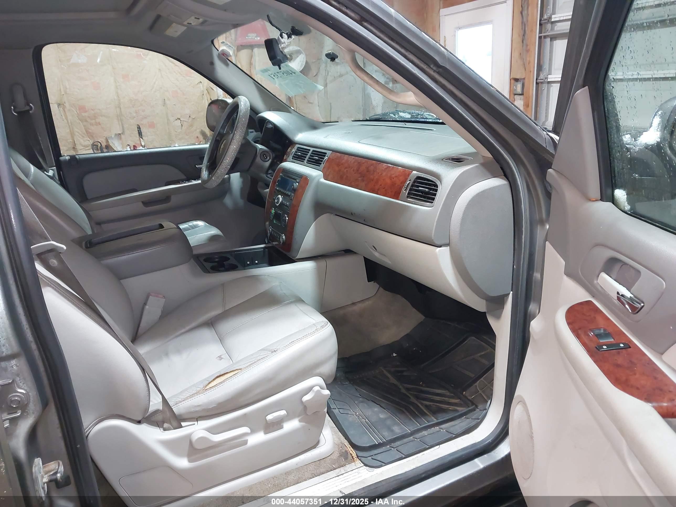 CHEVROLET SUBURBAN image 5