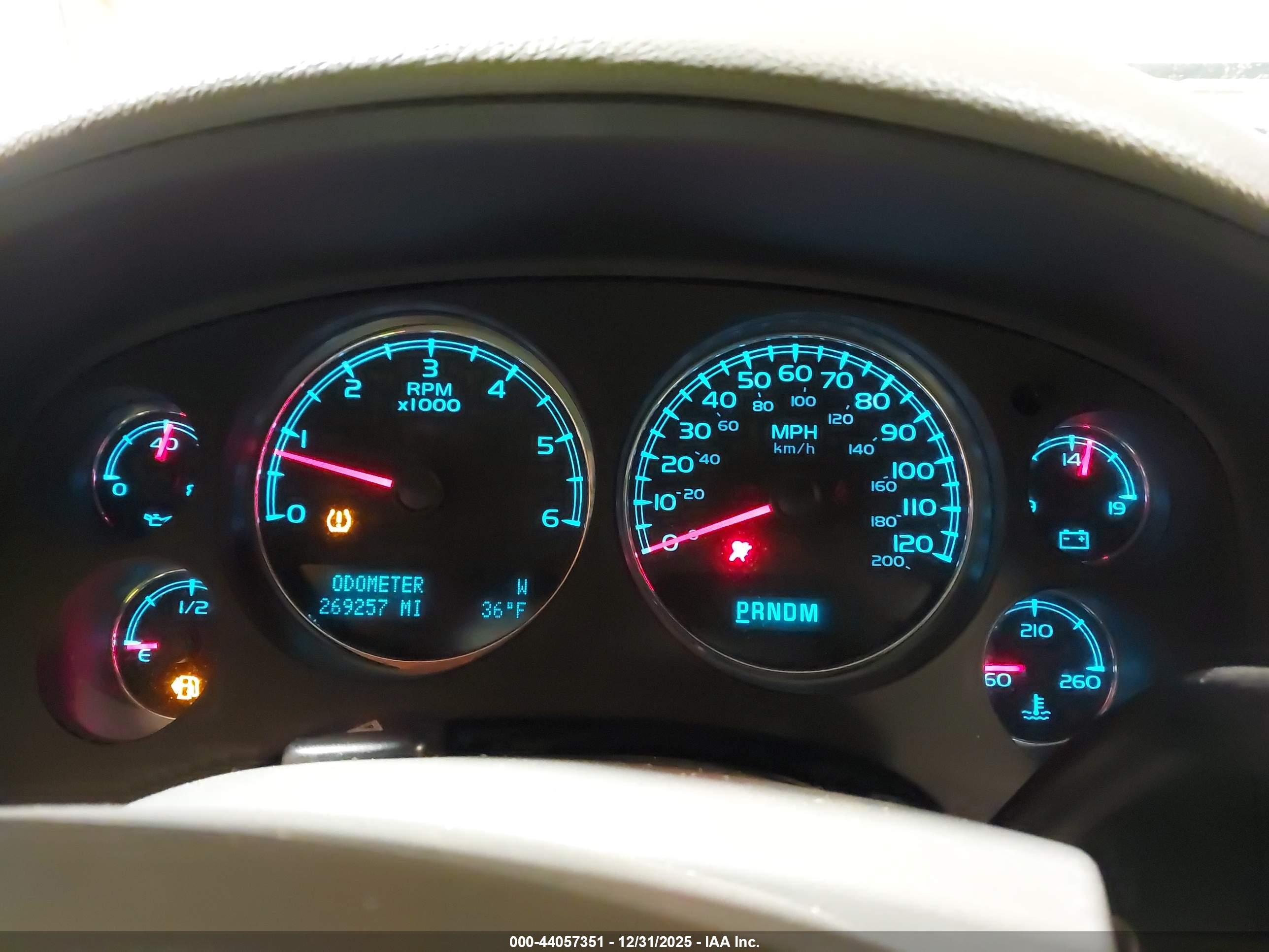 CHEVROLET SUBURBAN image 7