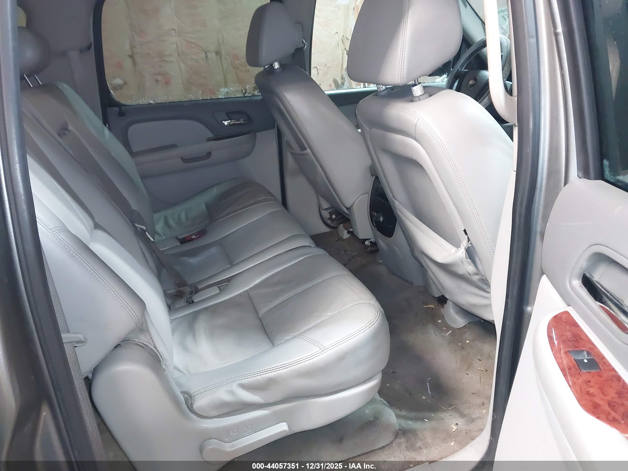 CHEVROLET SUBURBAN image 8