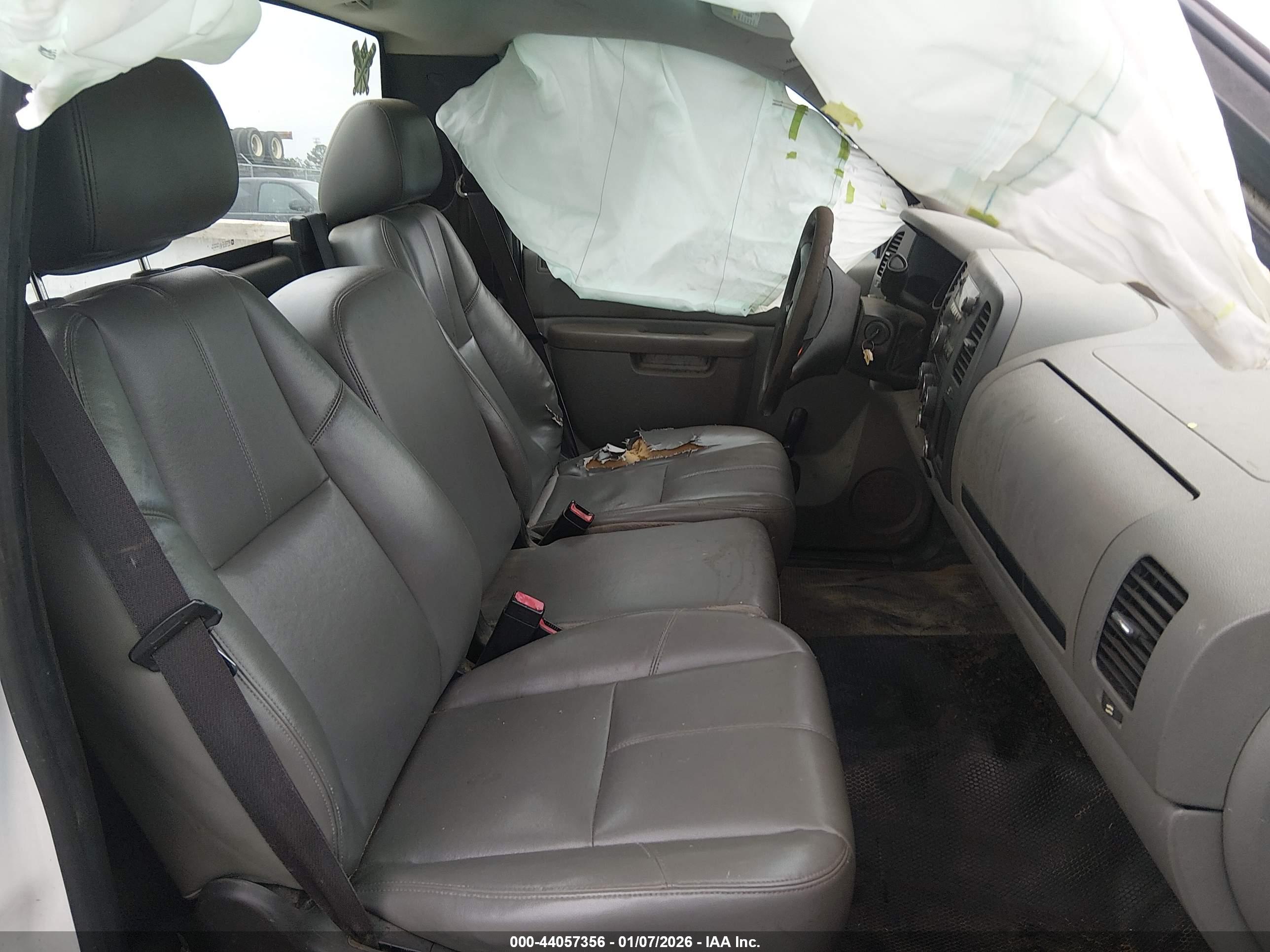 CHEVROLET SILVERADO image 5