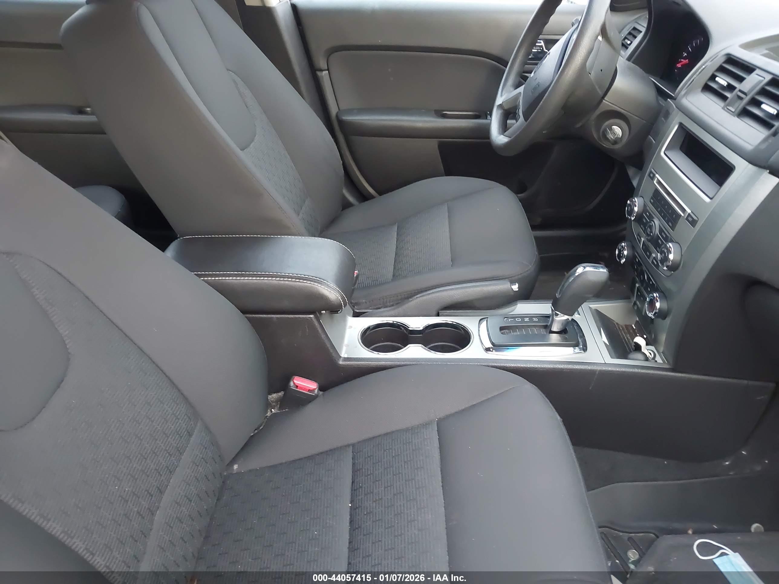 FORD FUSION image 5
