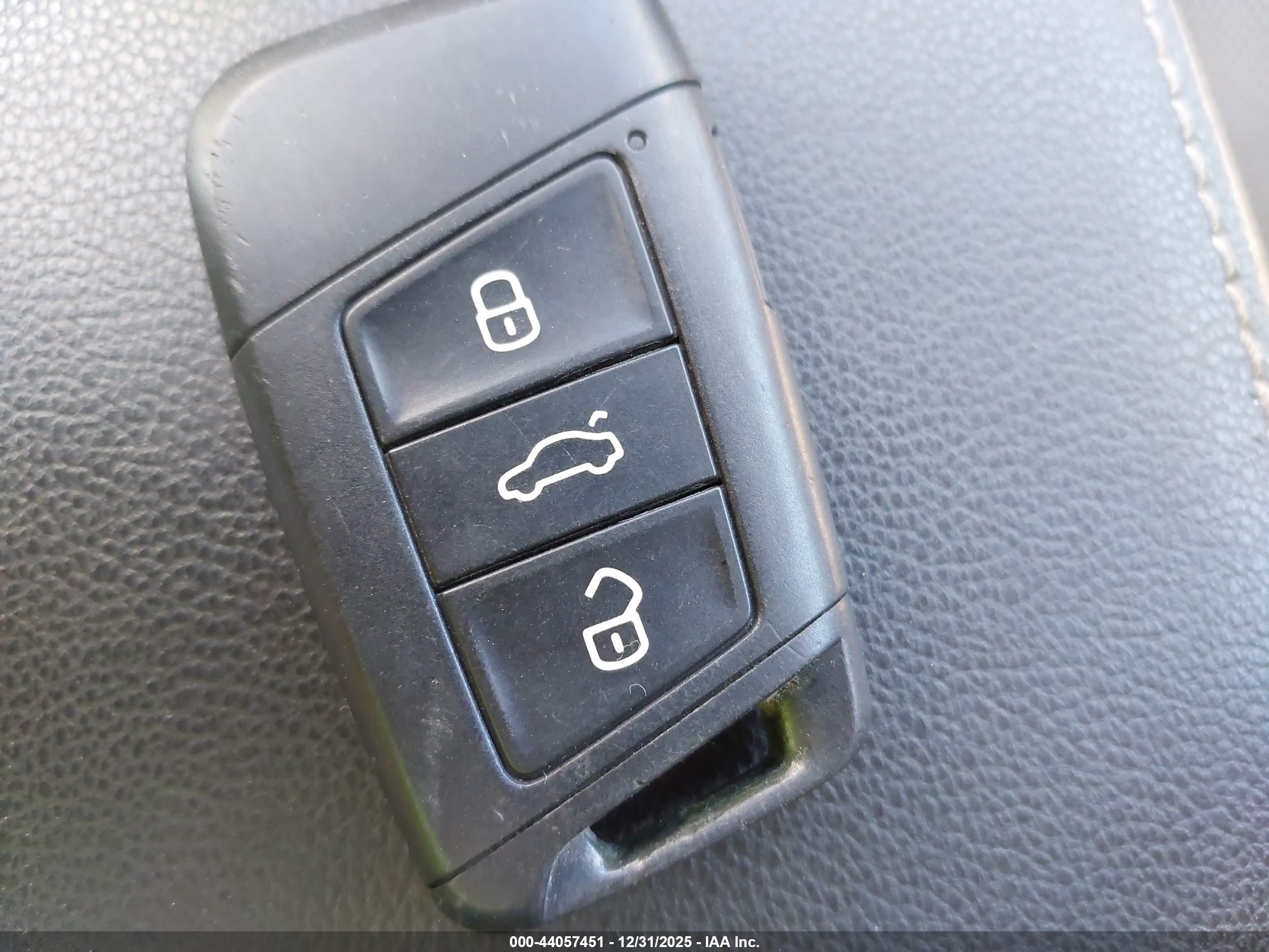 VOLKSWAGEN TAOS image 11