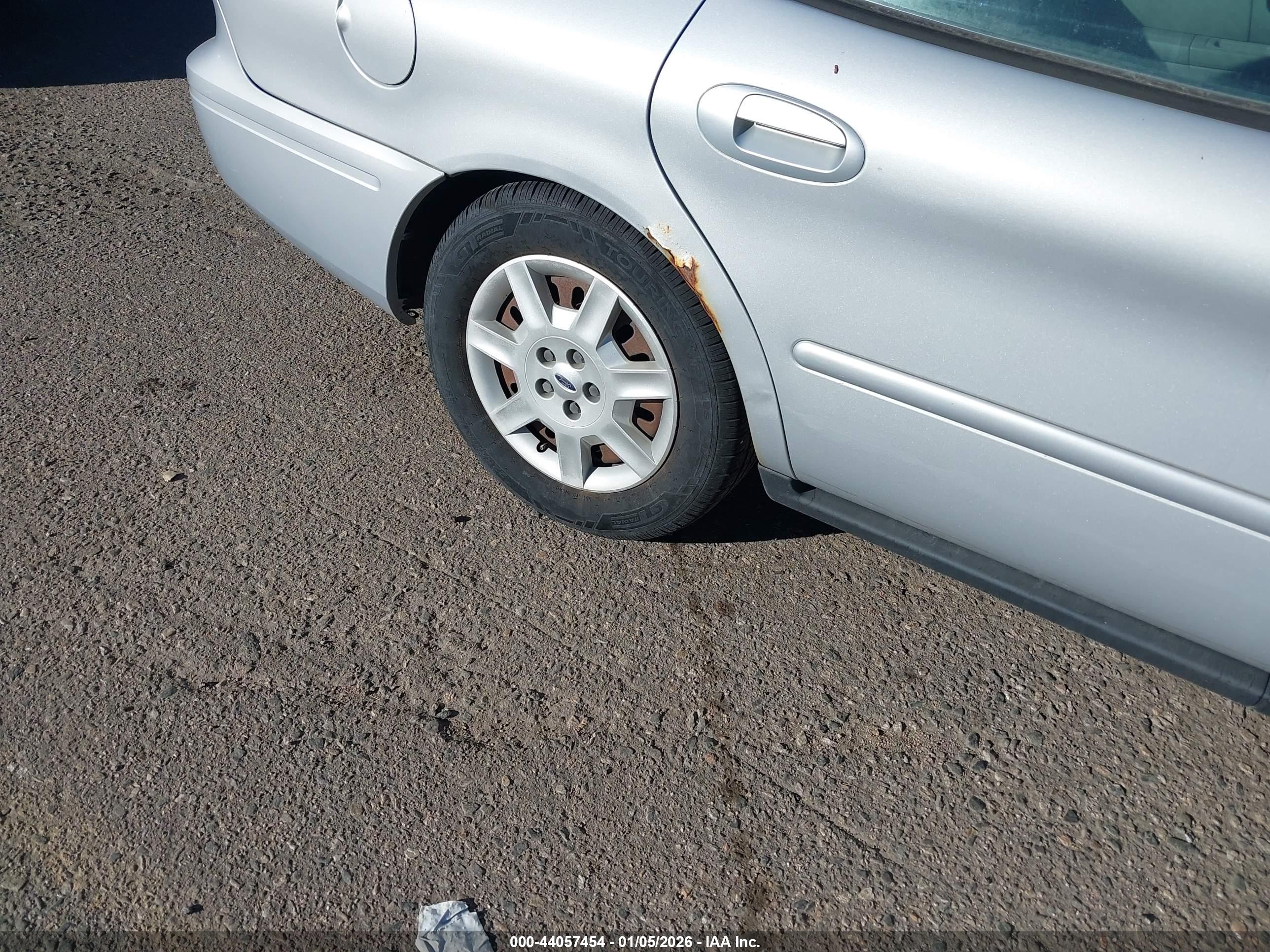 FORD TAURUS image 6