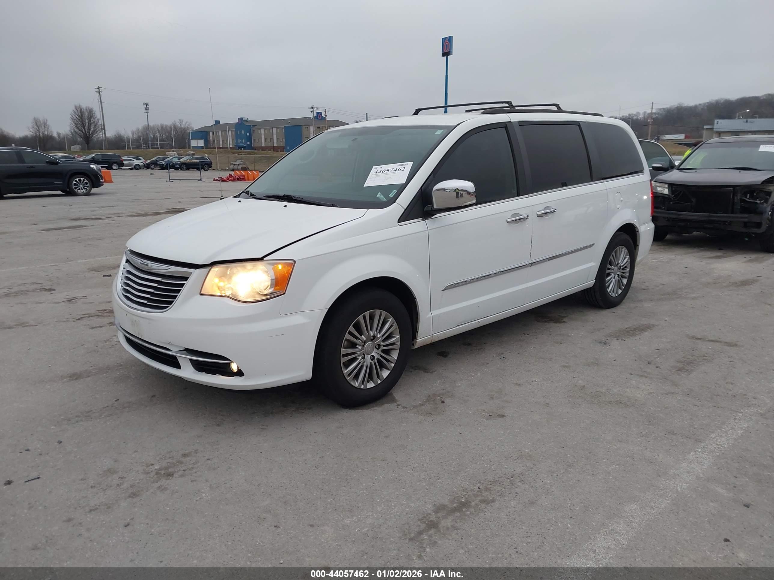 CHRYSLER TOWN image 2