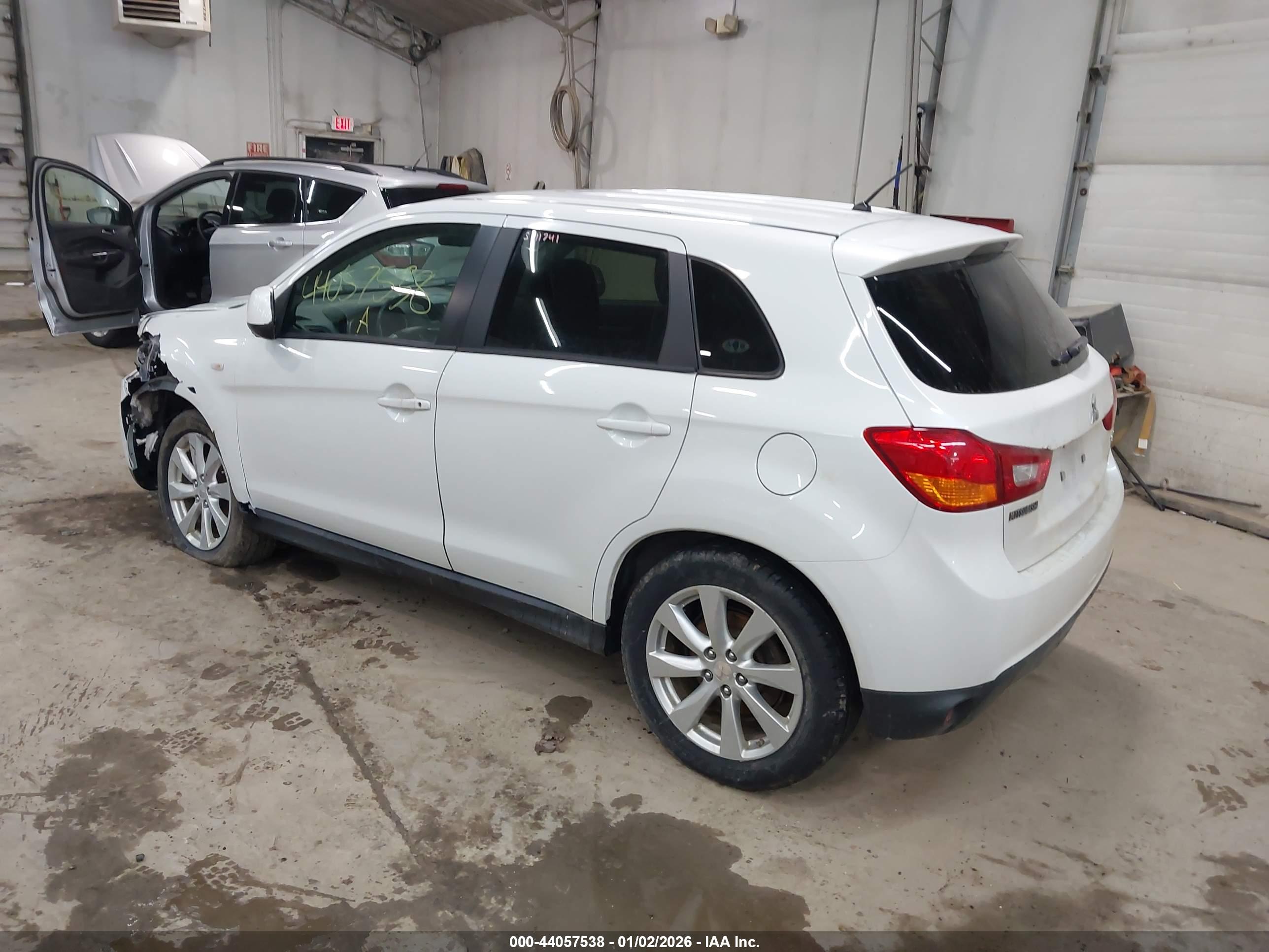 MITSUBISHI OUTLANDER image 3