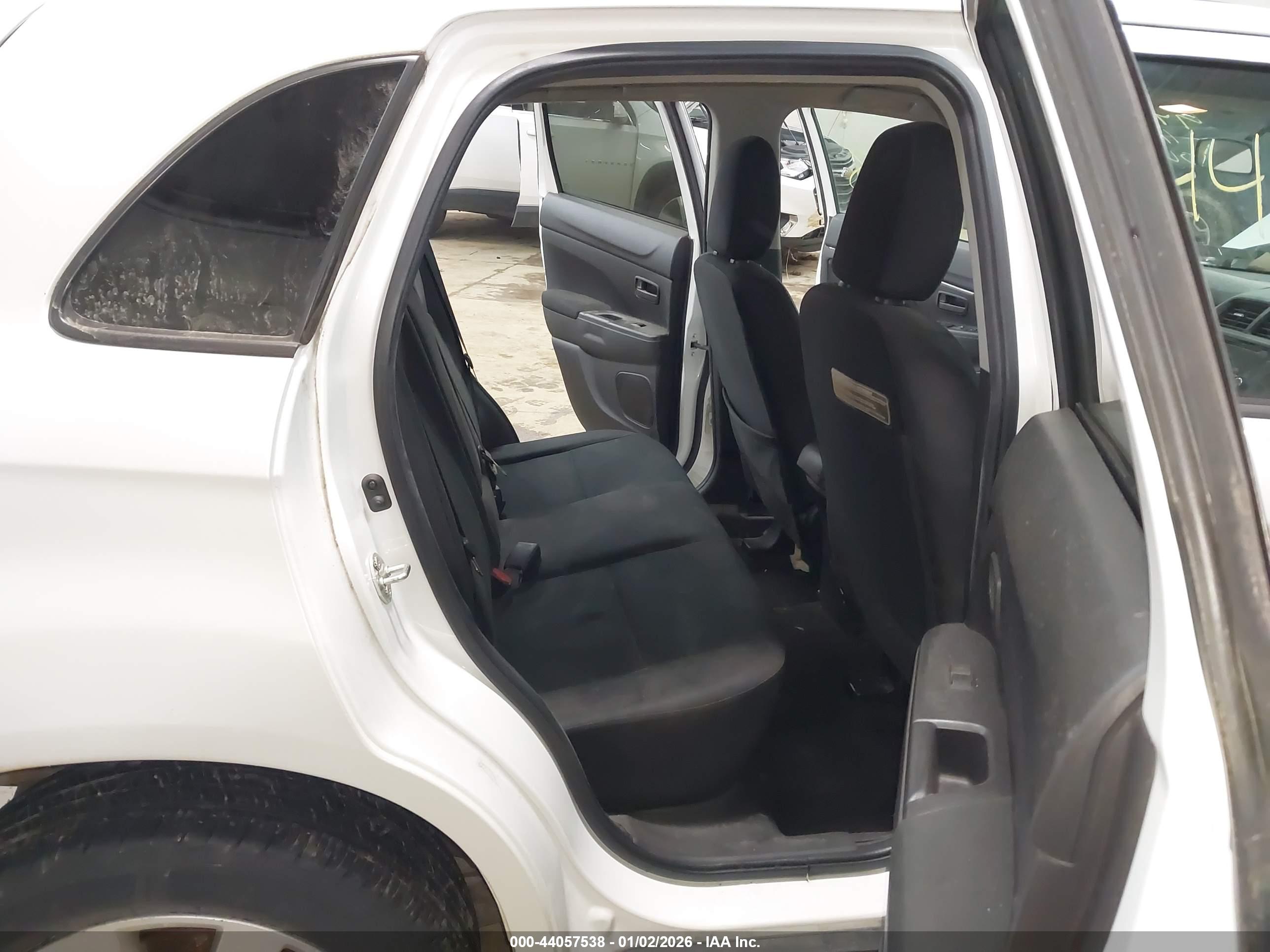 MITSUBISHI OUTLANDER image 8