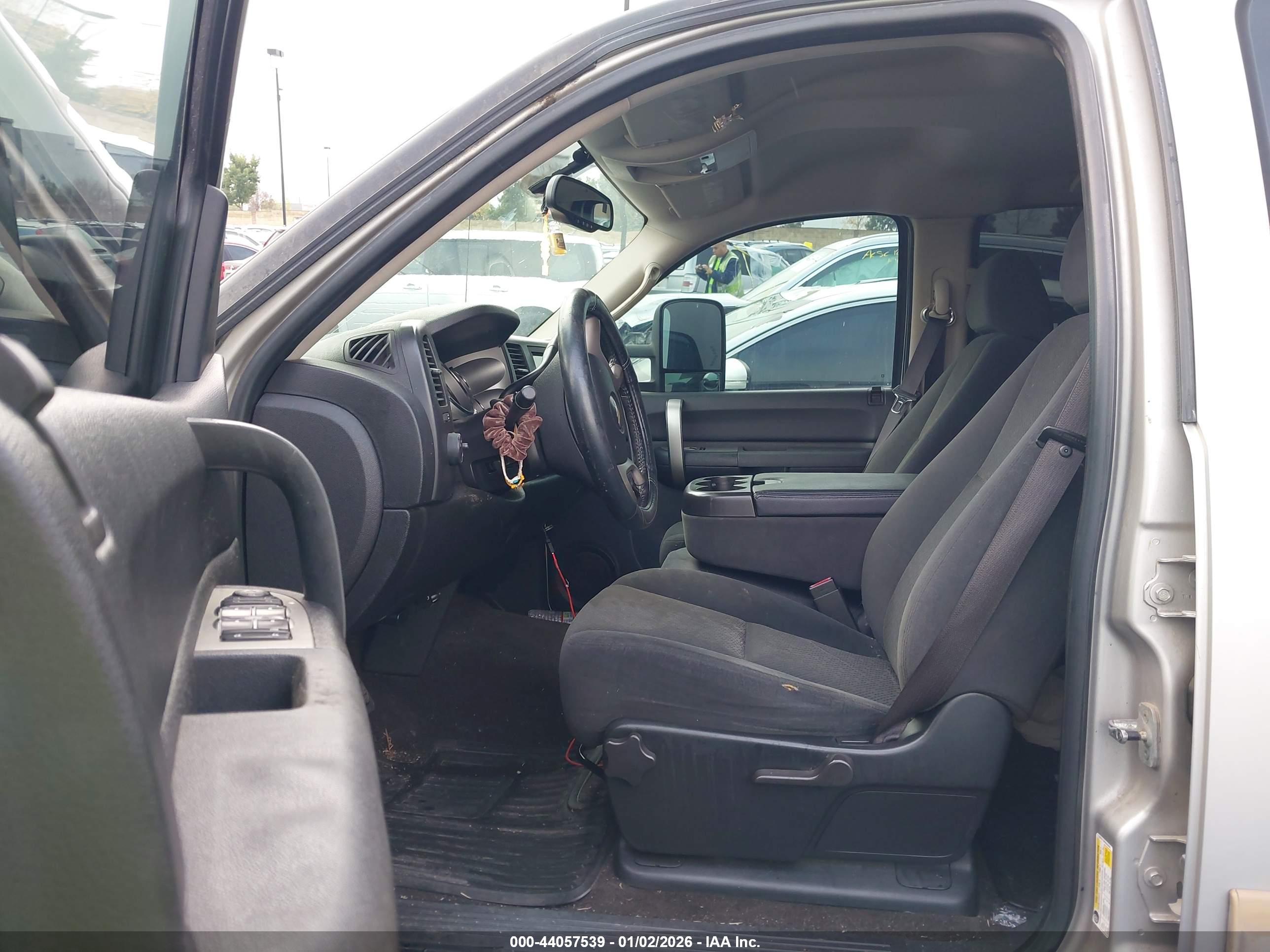 CHEVROLET SILVERADO image 5
