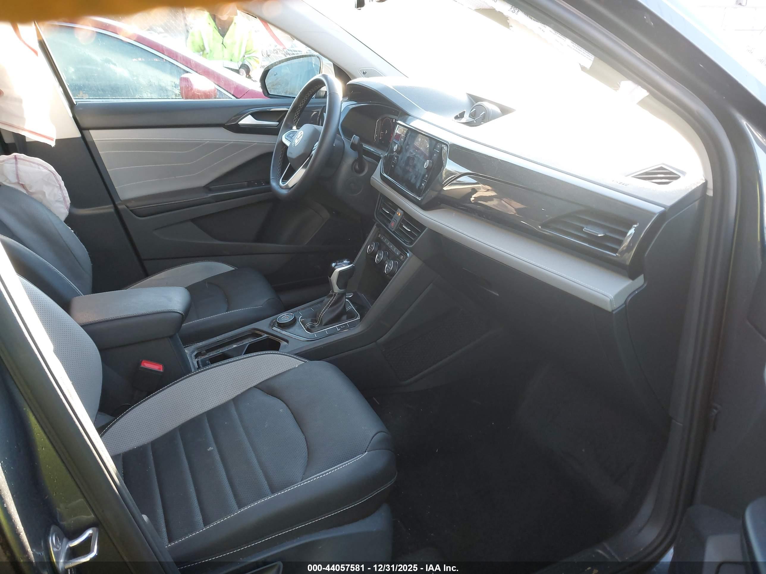 VOLKSWAGEN TAOS image 5