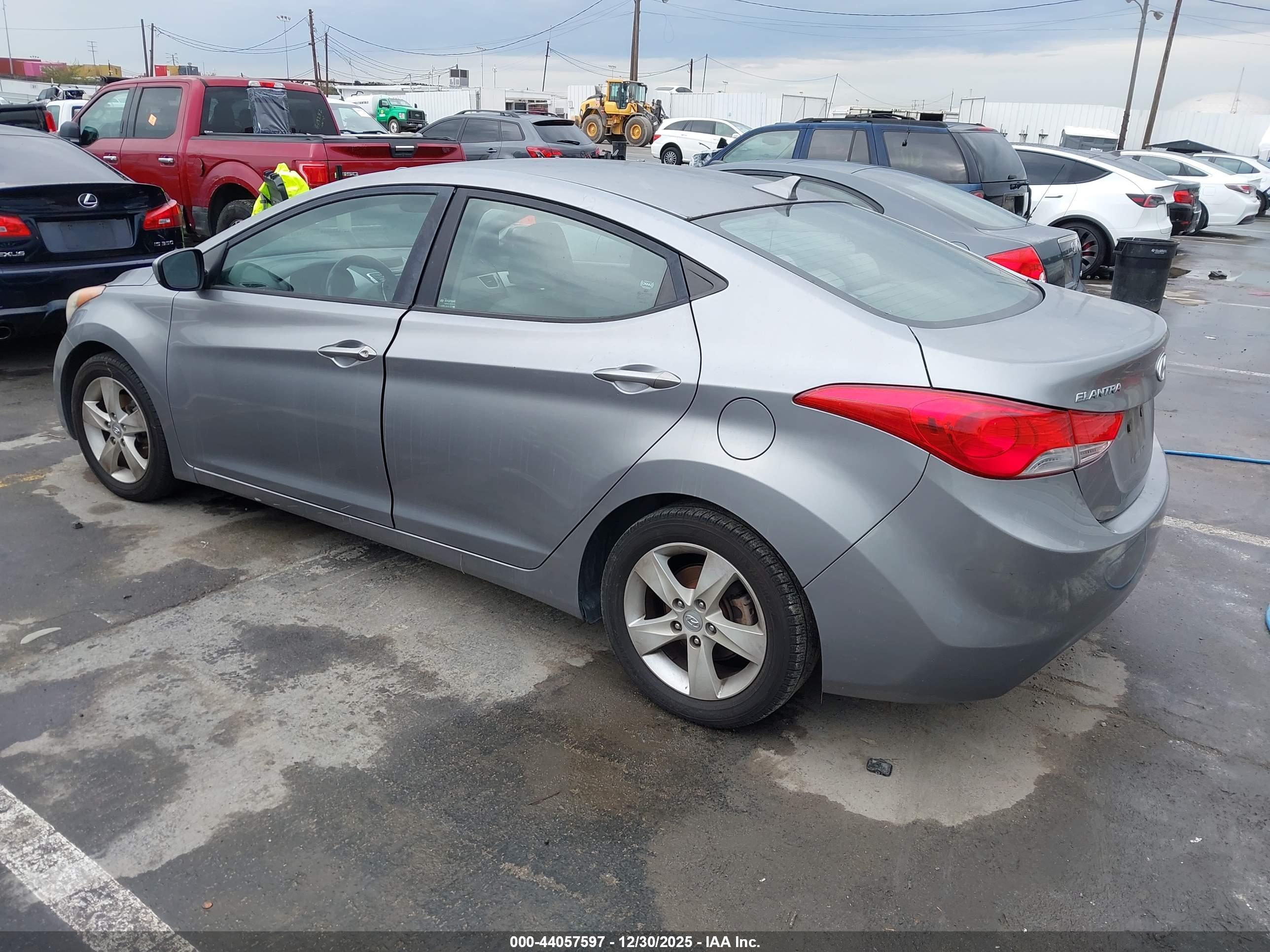 HYUNDAI ELANTRA image 3