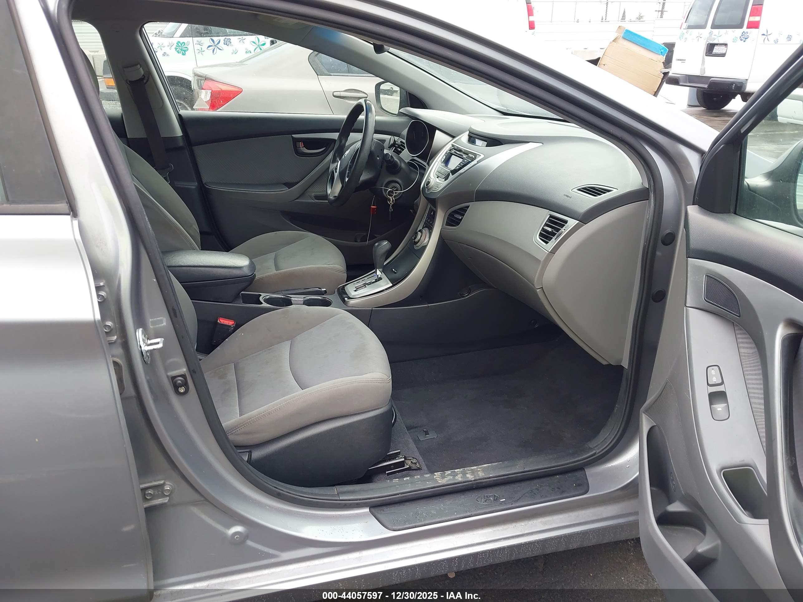 HYUNDAI ELANTRA image 5