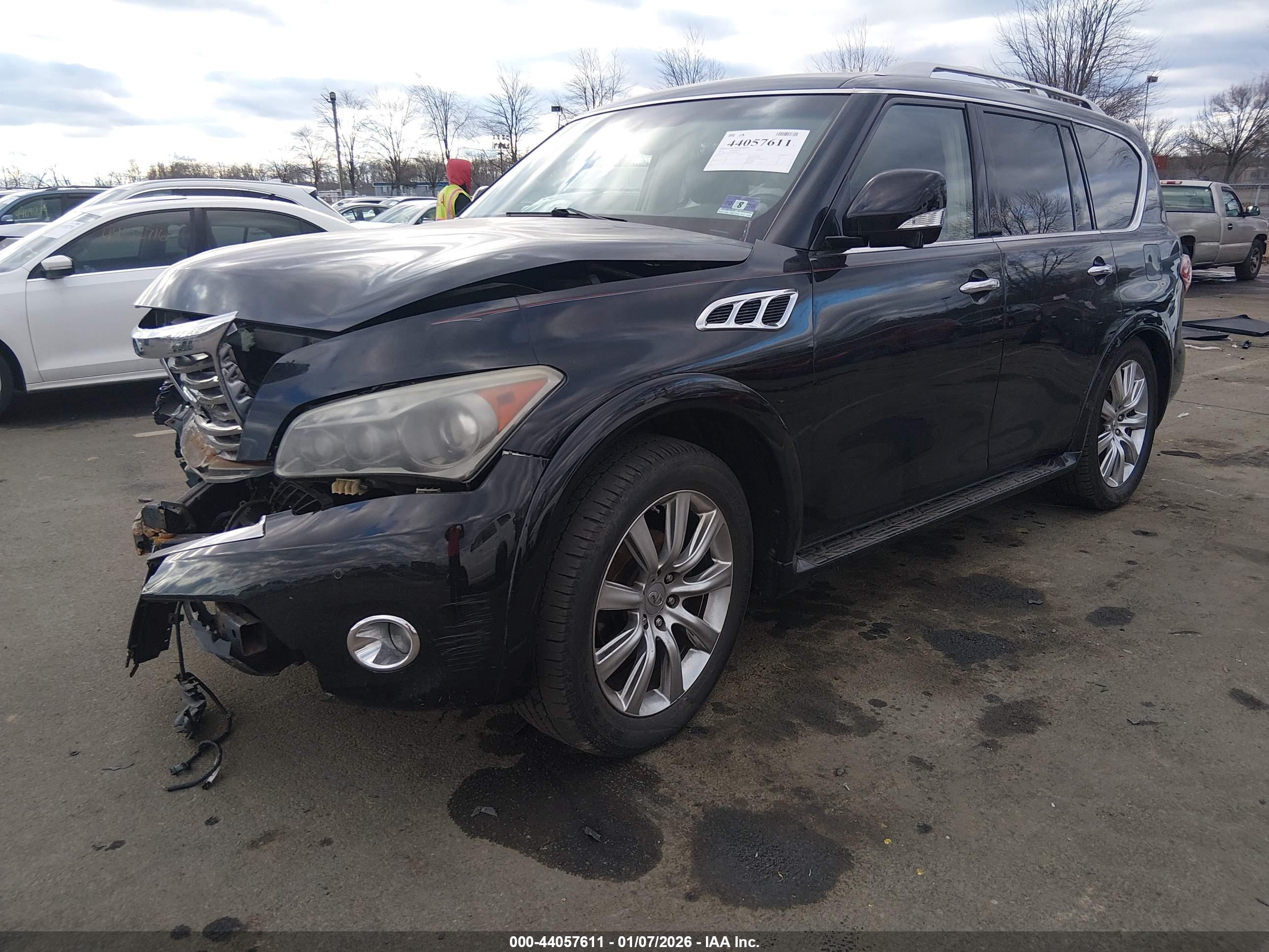 INFINITI QX56 image 2