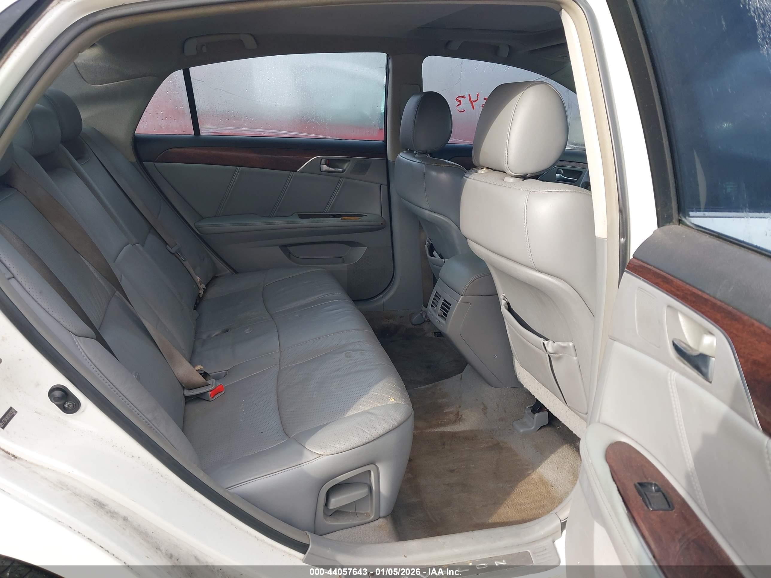 TOYOTA AVALON image 8