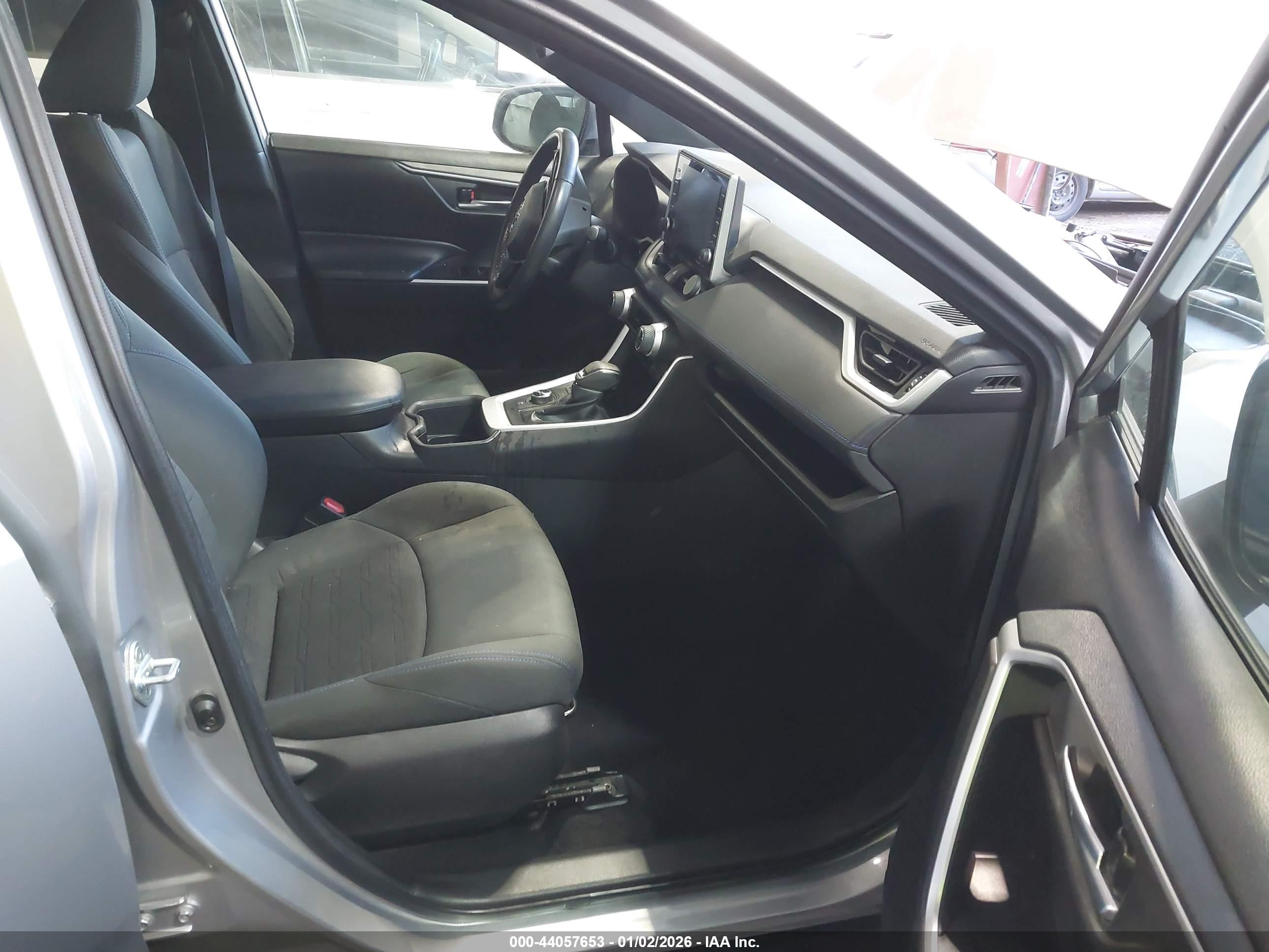 TOYOTA RAV4 image 5