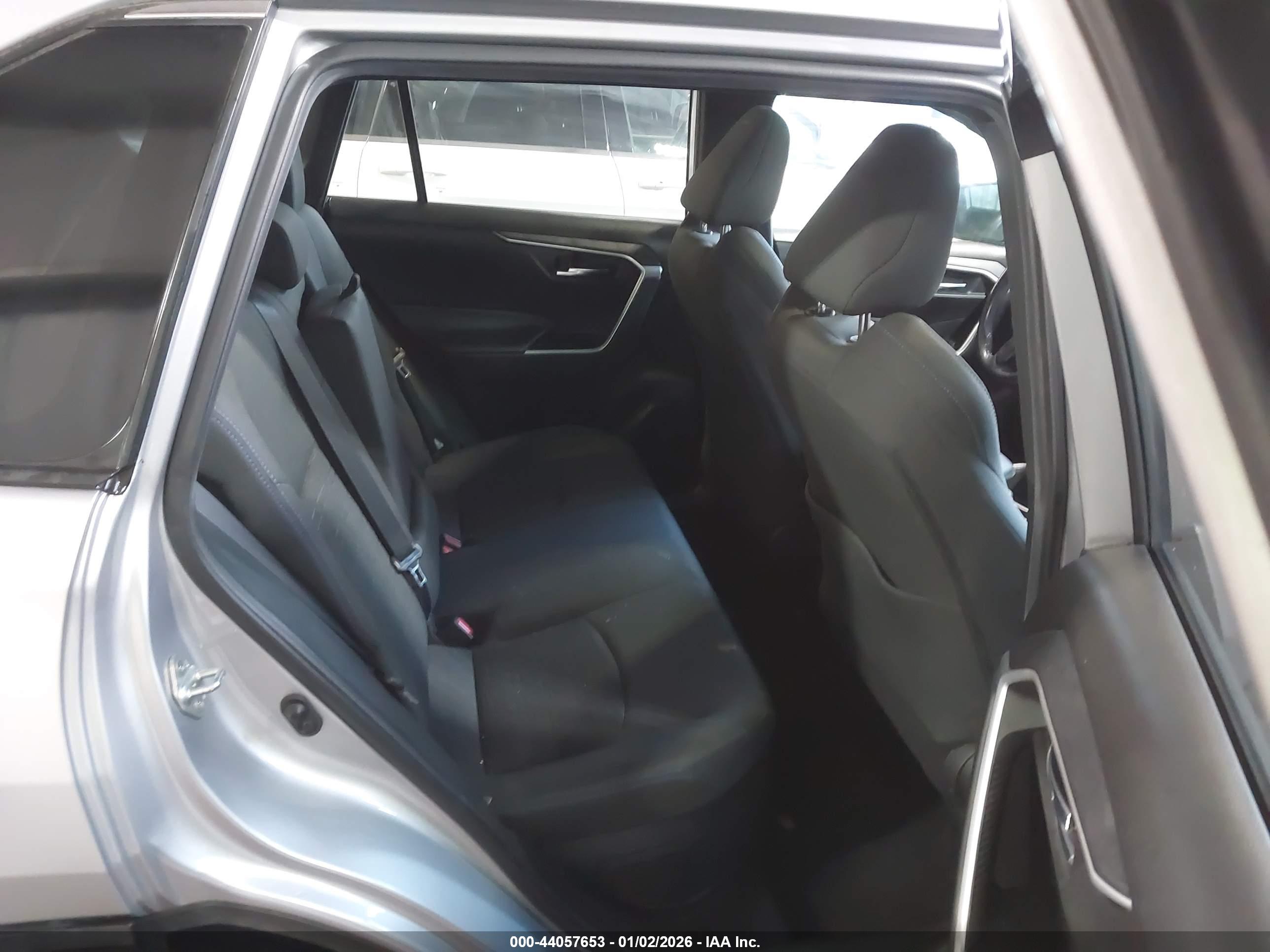 TOYOTA RAV4 image 8