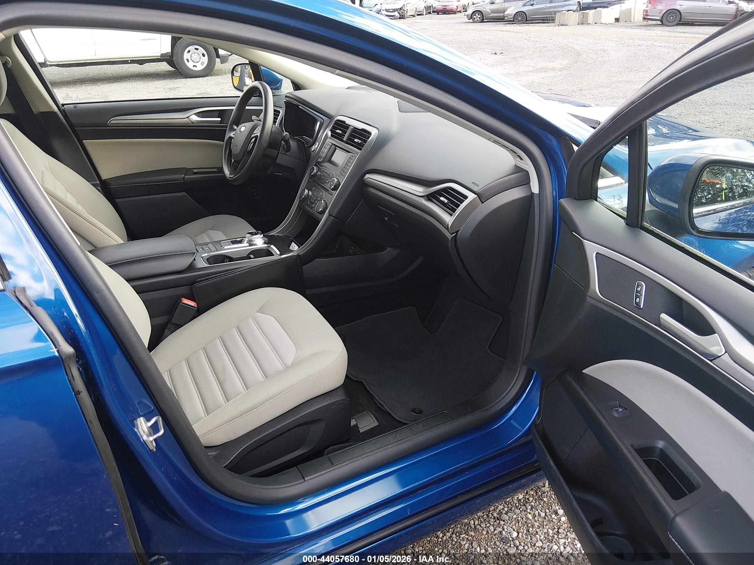 FORD FUSION image 5