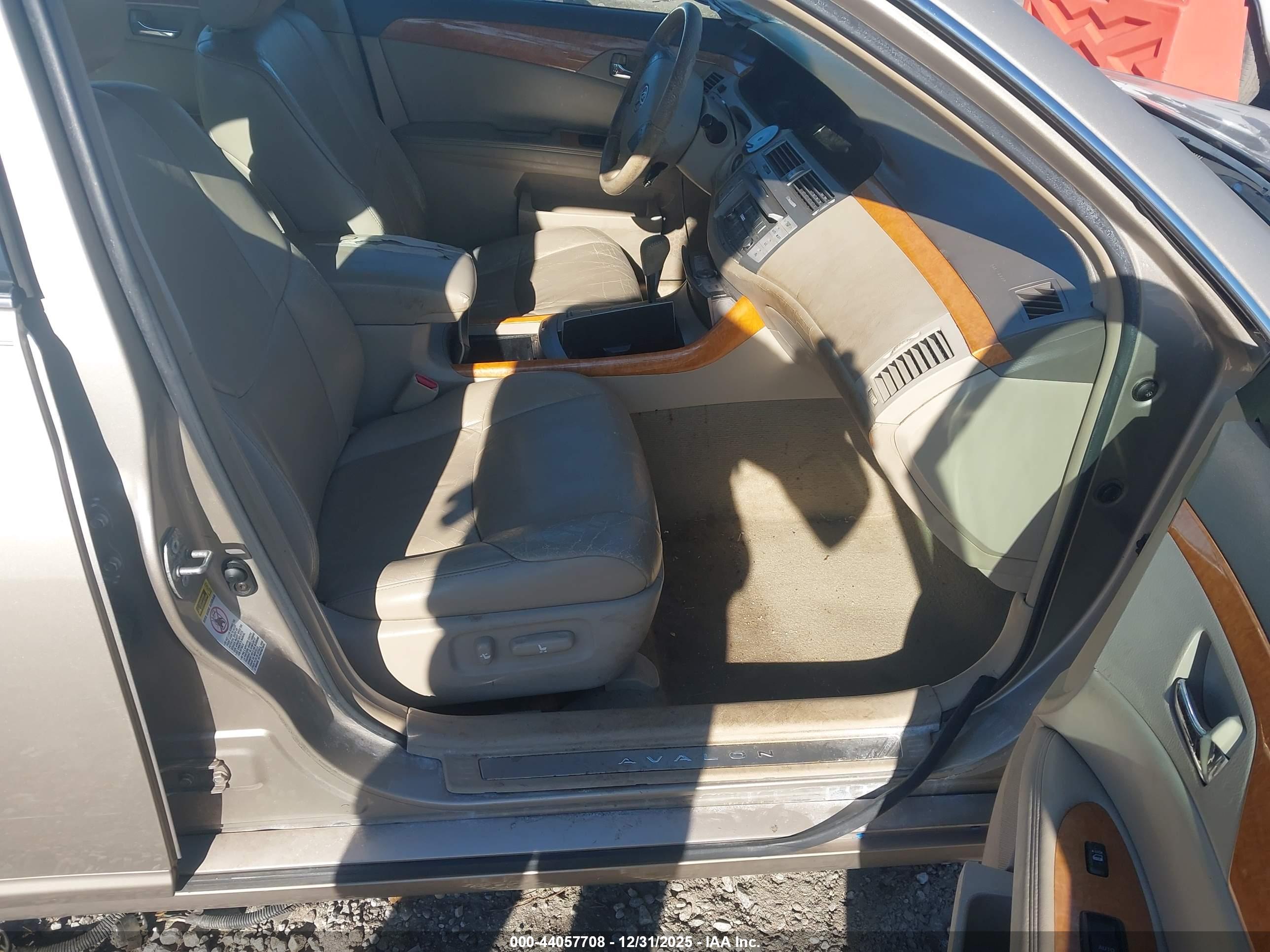 TOYOTA AVALON image 5