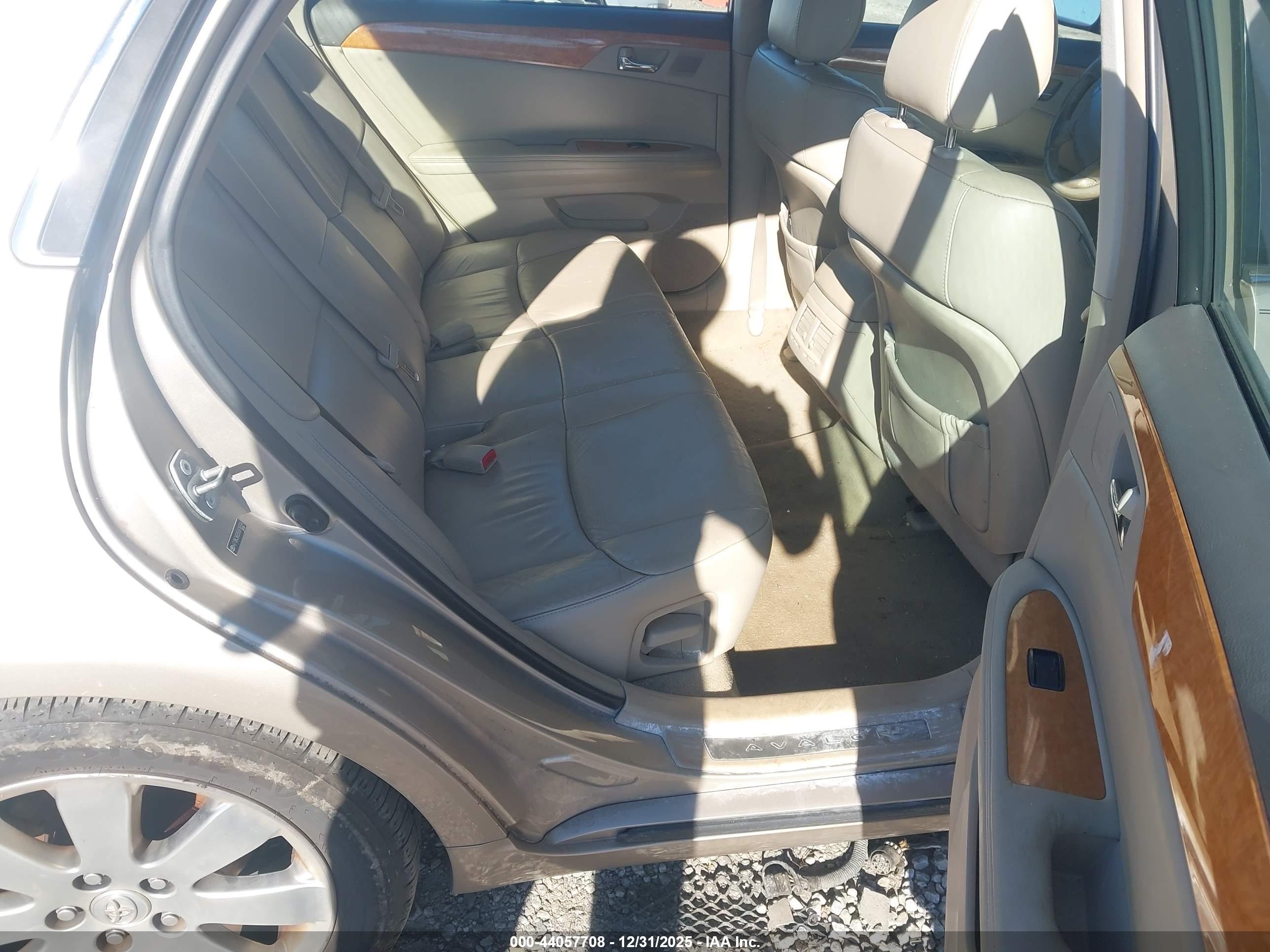 TOYOTA AVALON image 8