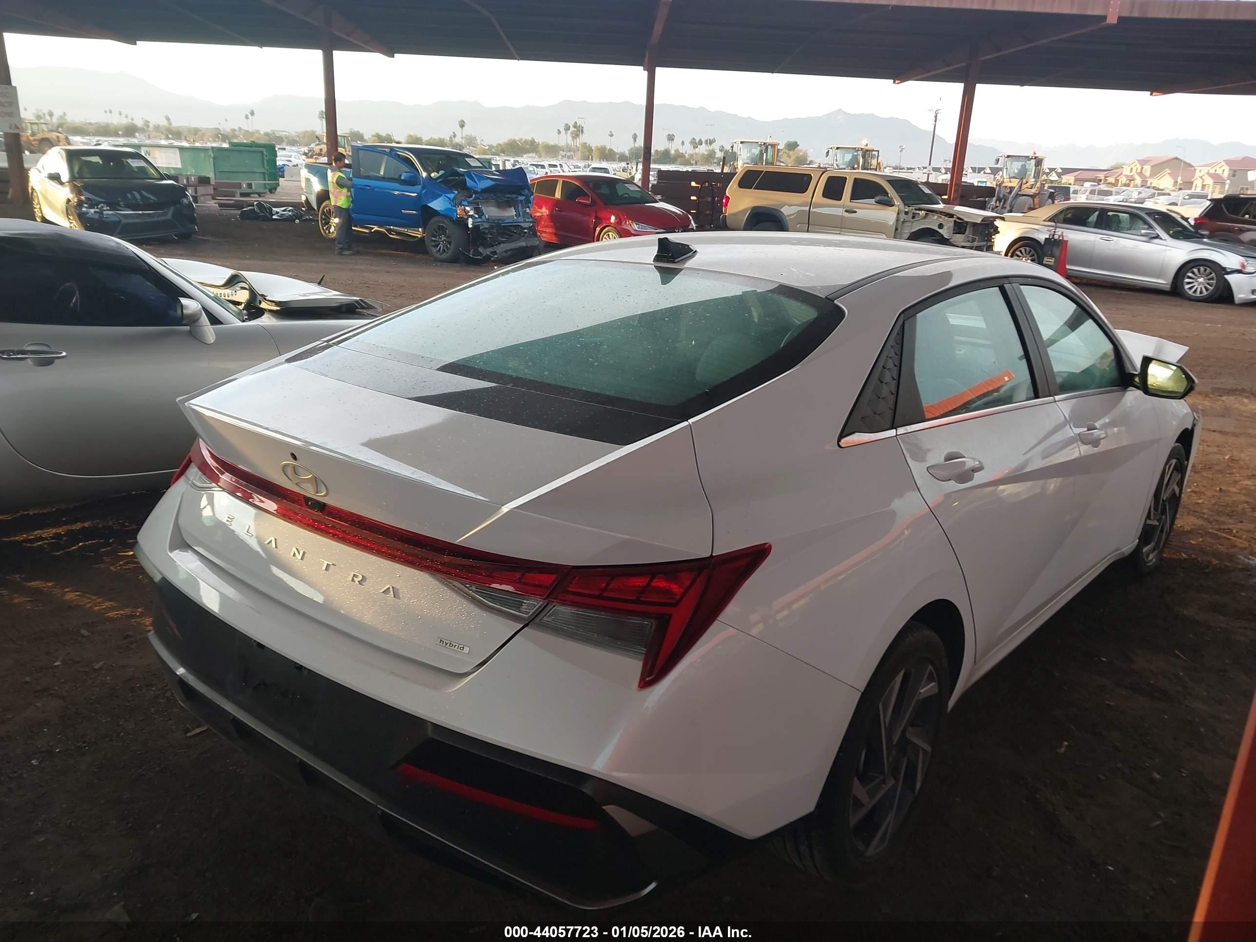 HYUNDAI ELANTRA image 4