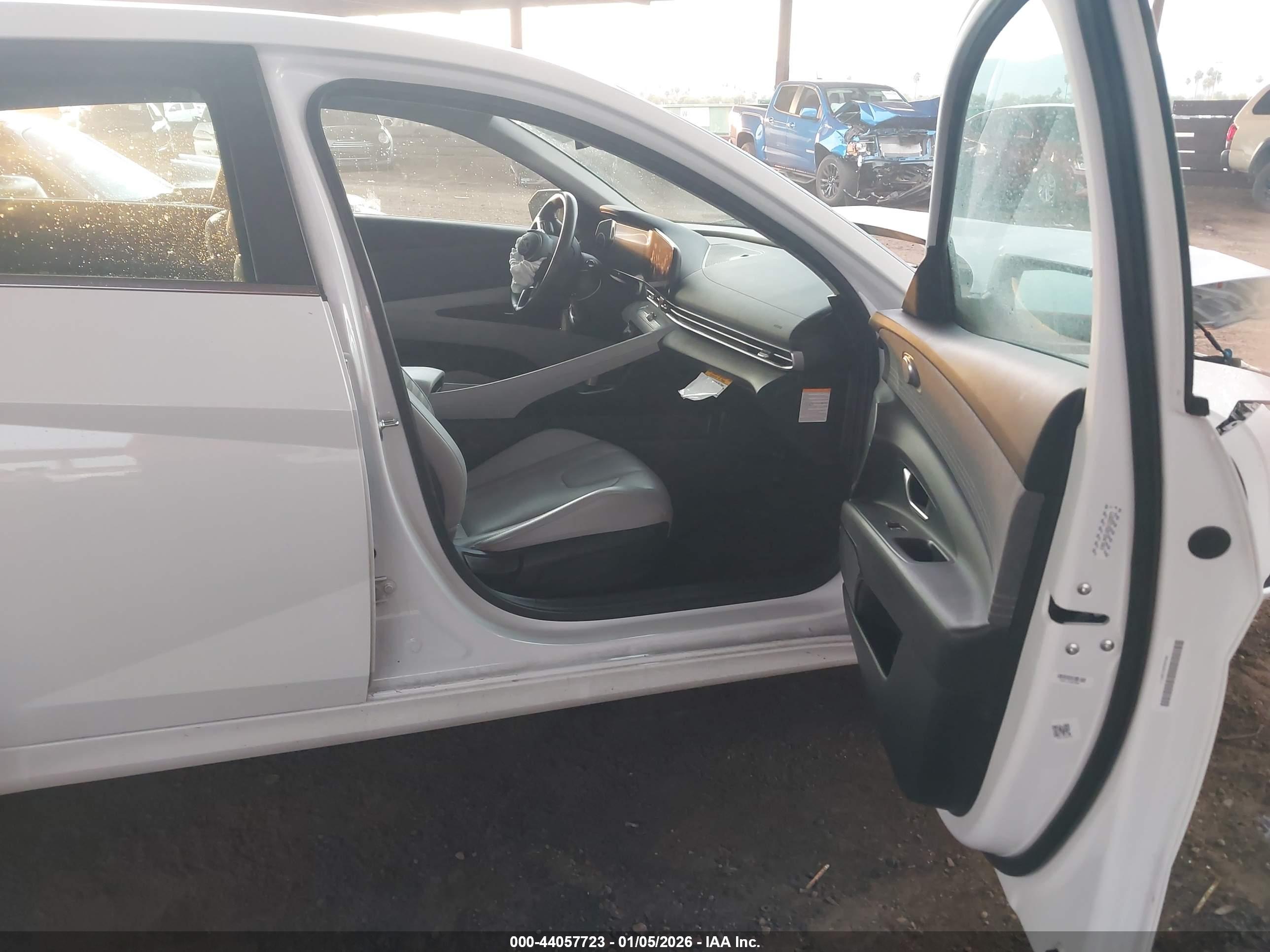 HYUNDAI ELANTRA image 5