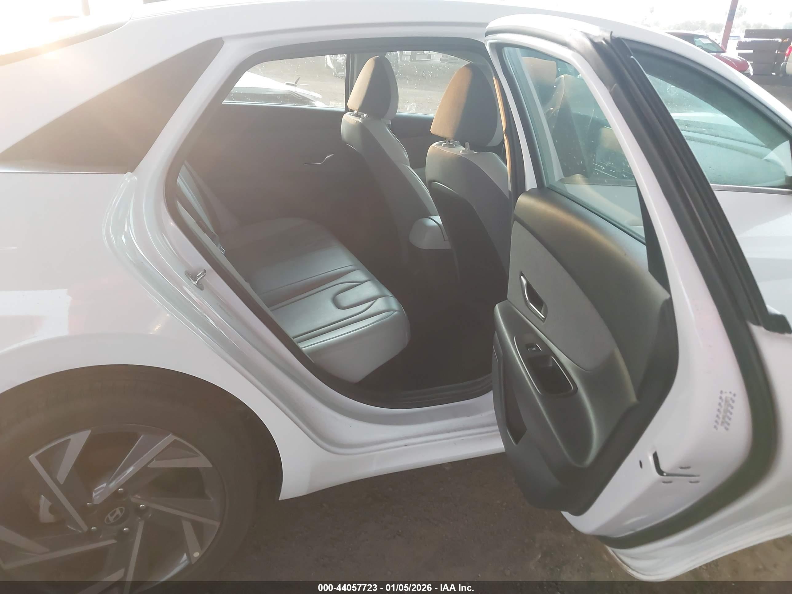 HYUNDAI ELANTRA image 8