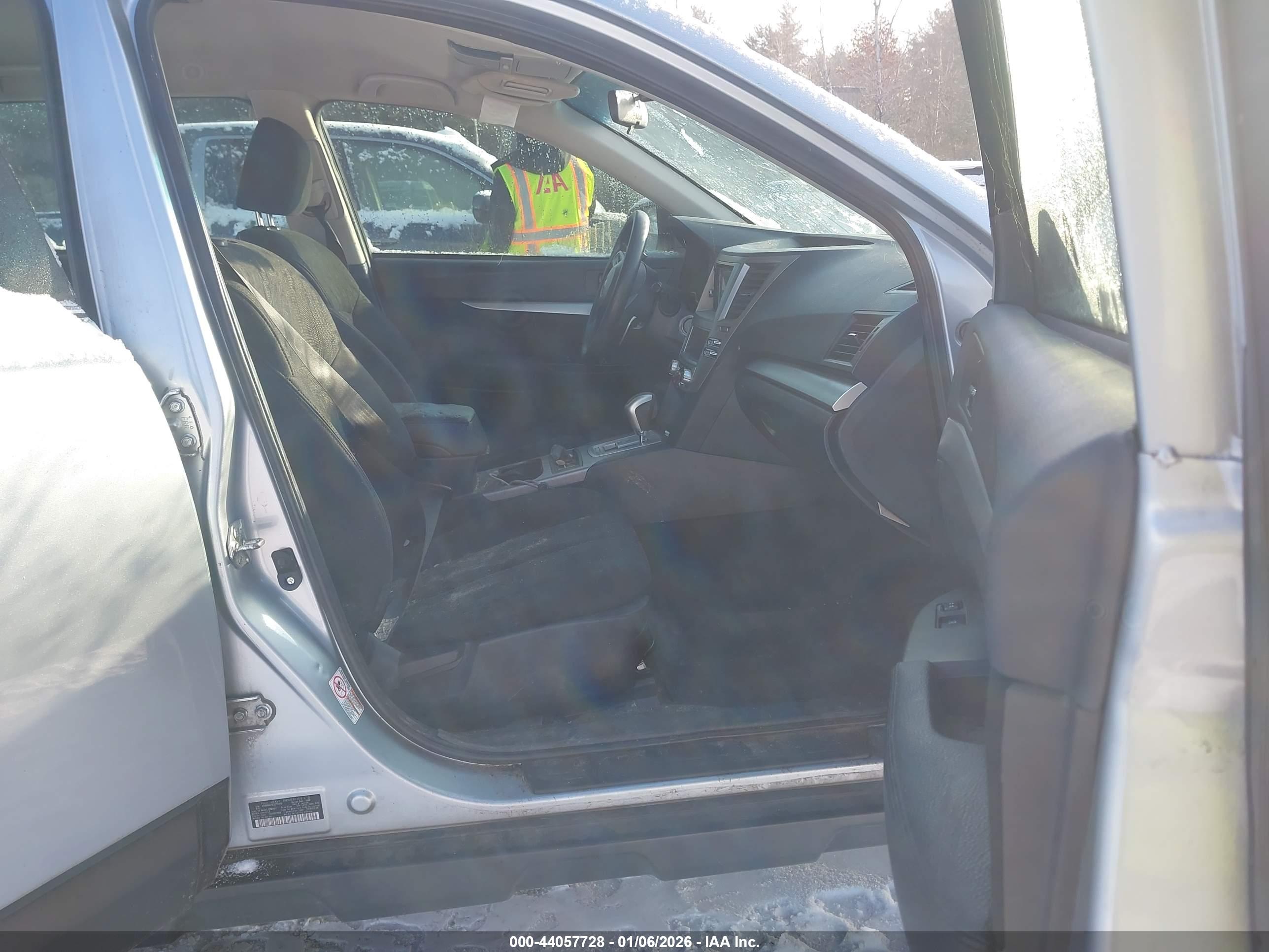 SUBARU OUTBACK image 5