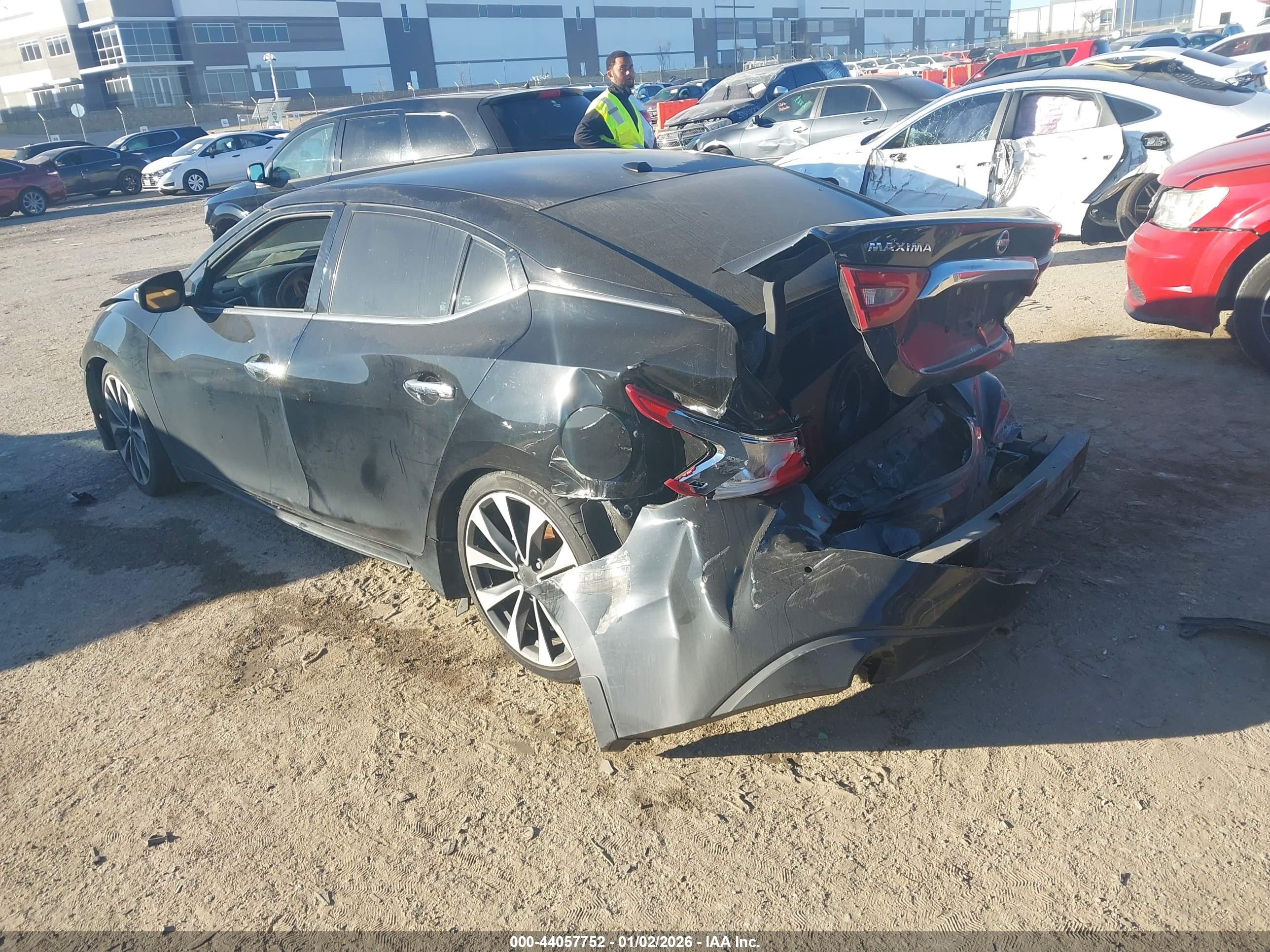 NISSAN MAXIMA image 3