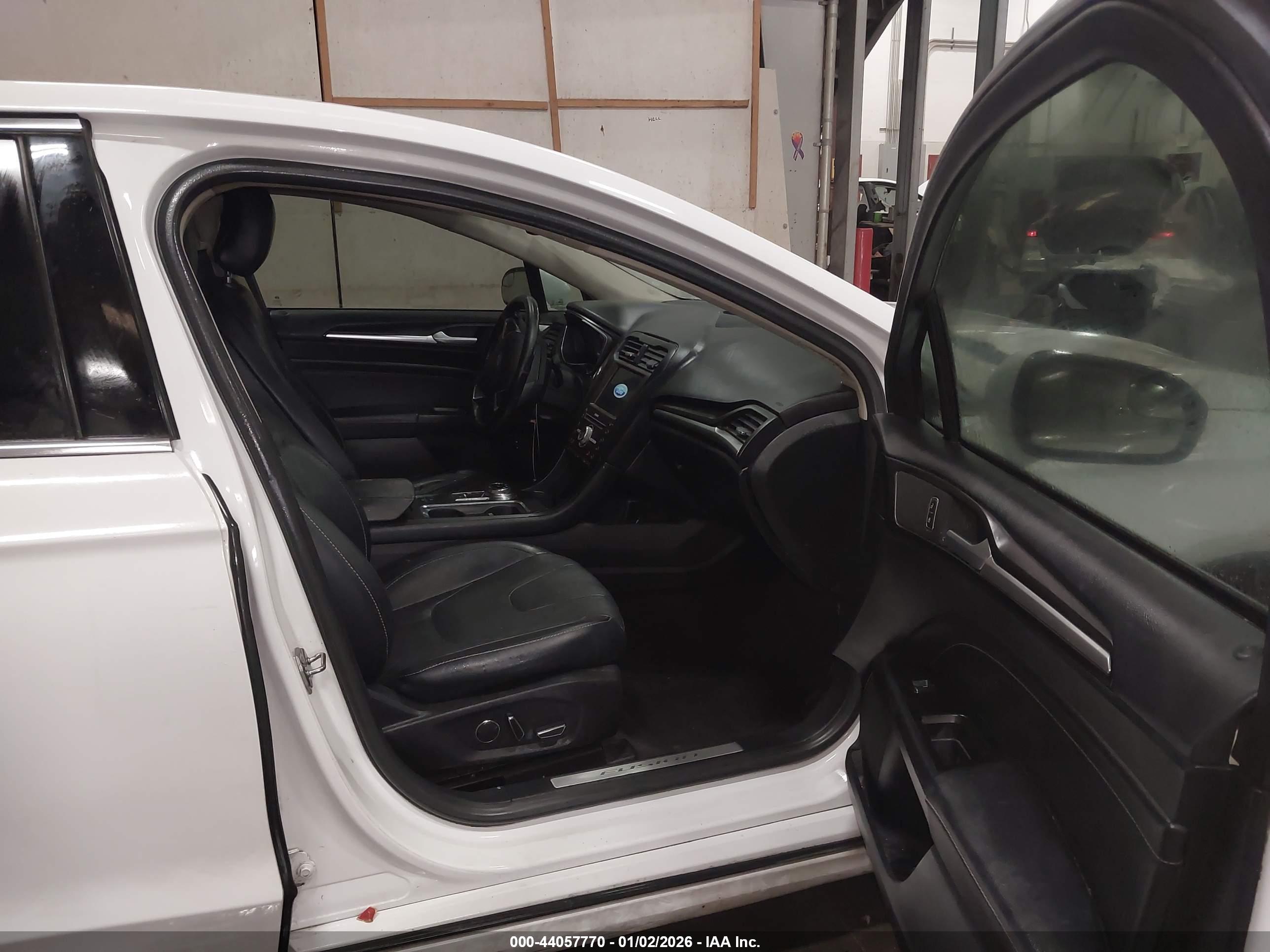 FORD FUSION image 5