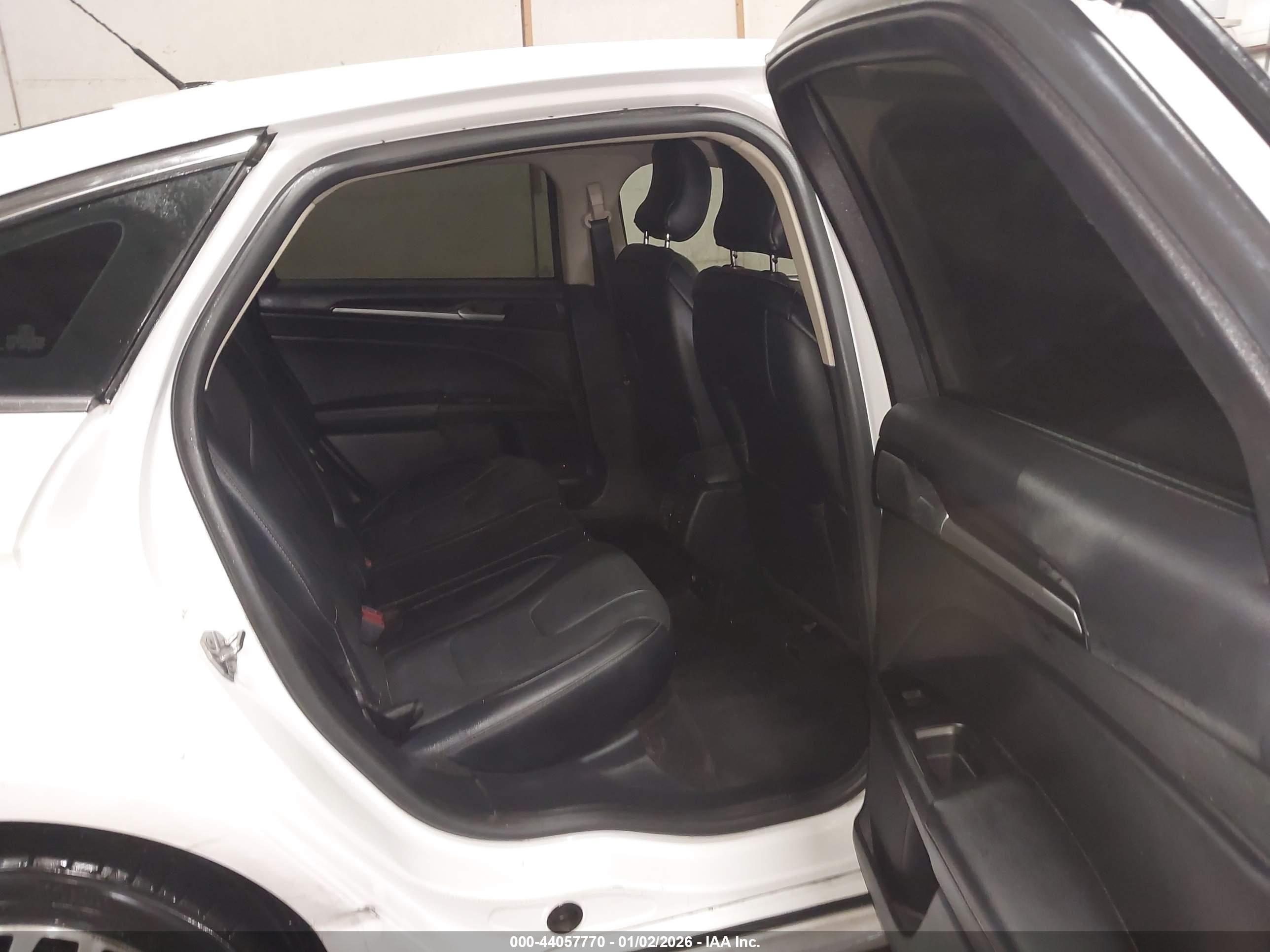 FORD FUSION image 8