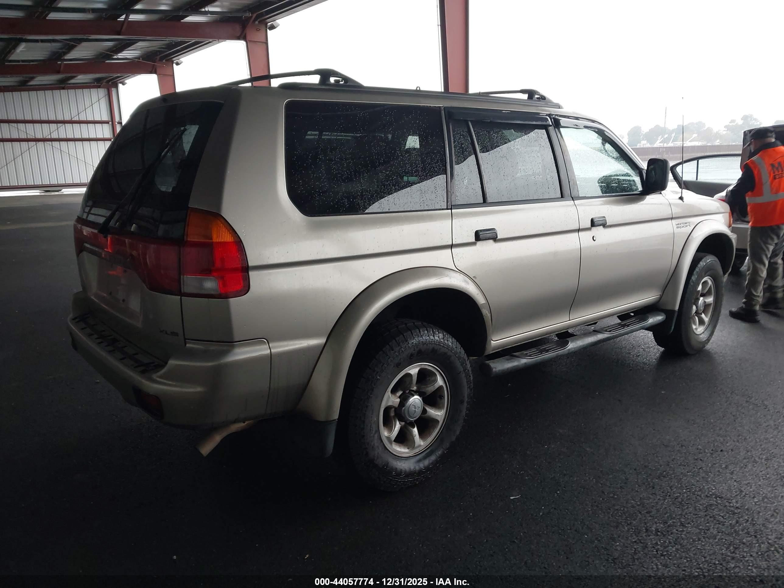 MITSUBISHI MONTERO image 4