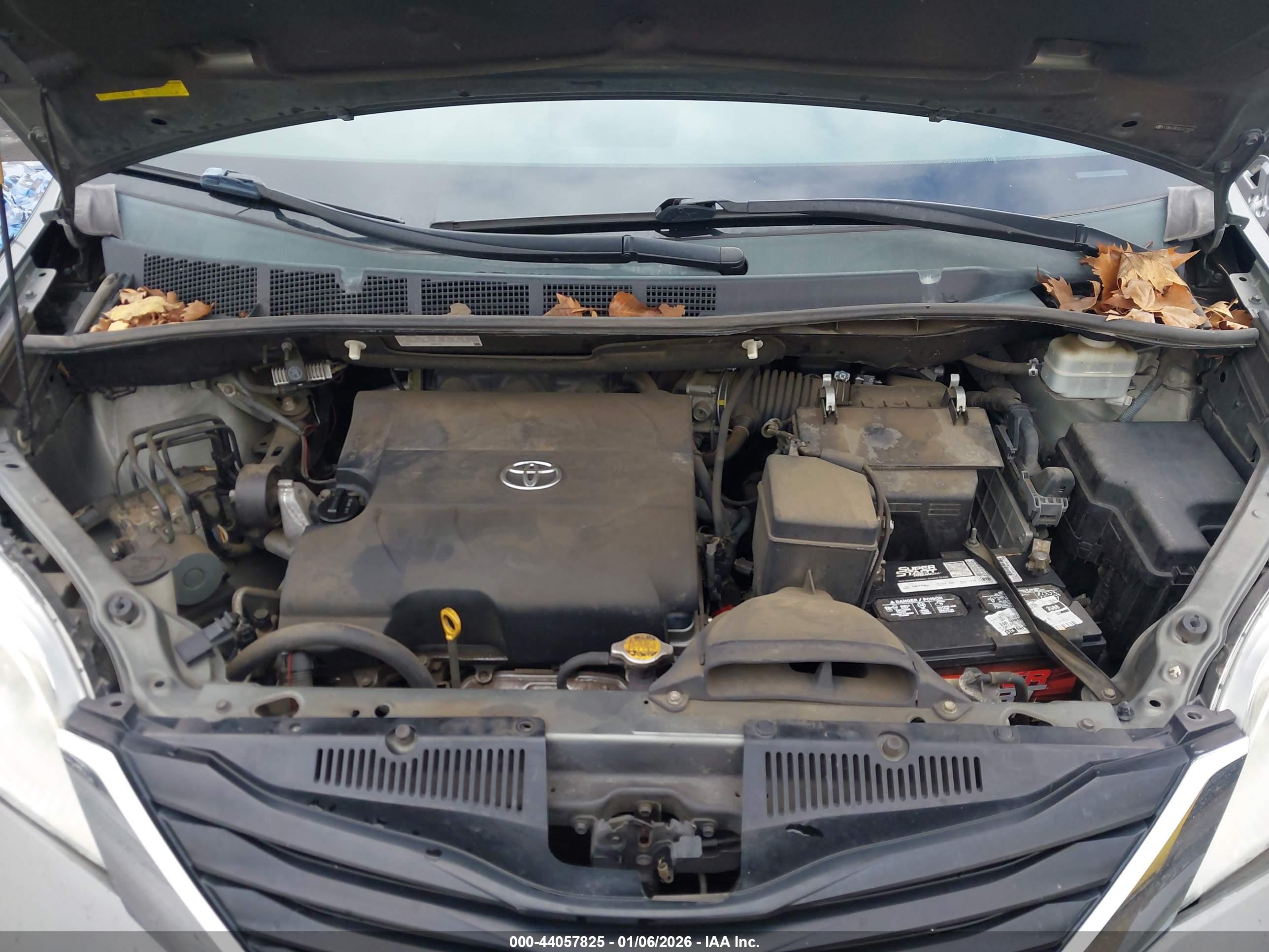 TOYOTA SIENNA image 10