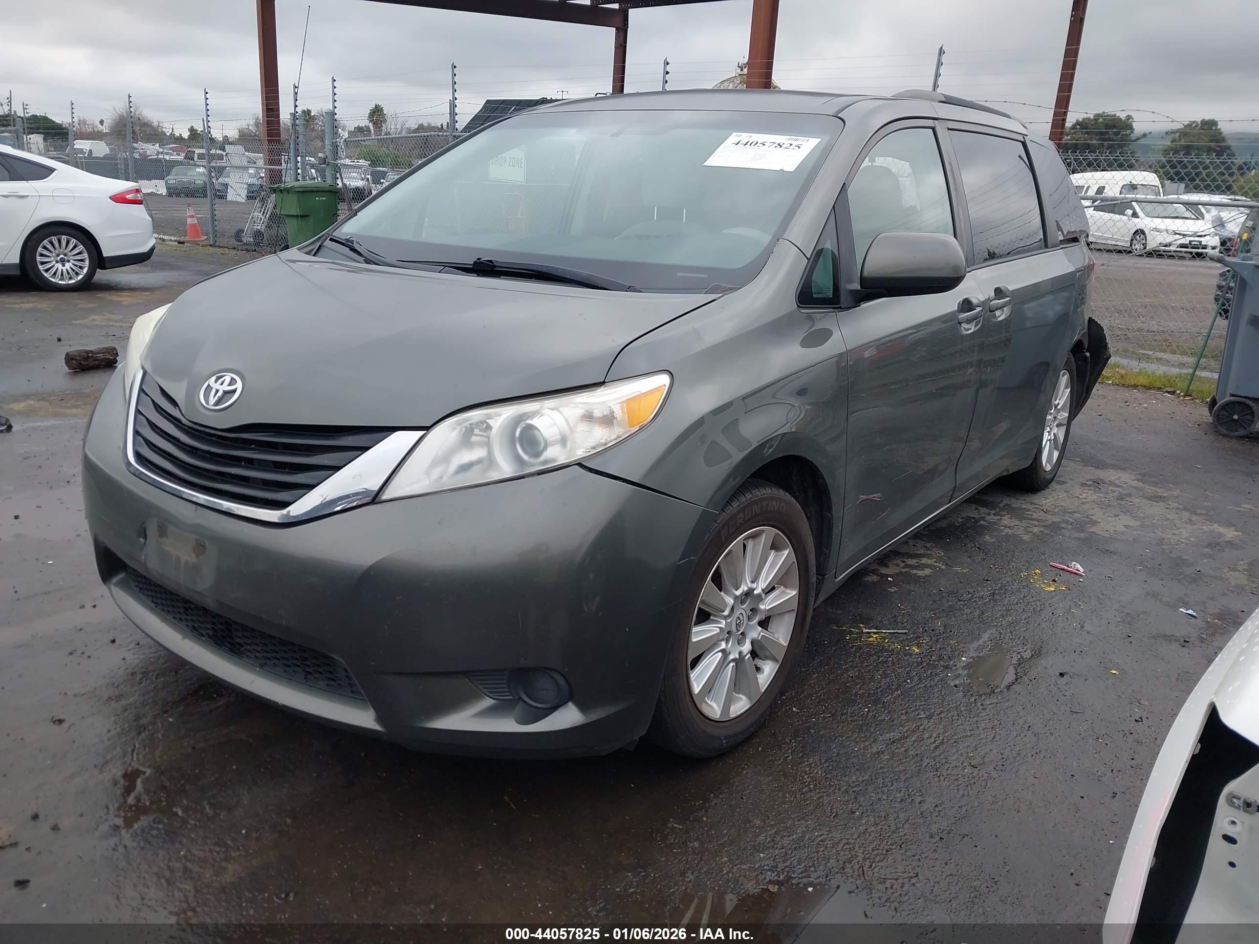 TOYOTA SIENNA image 2