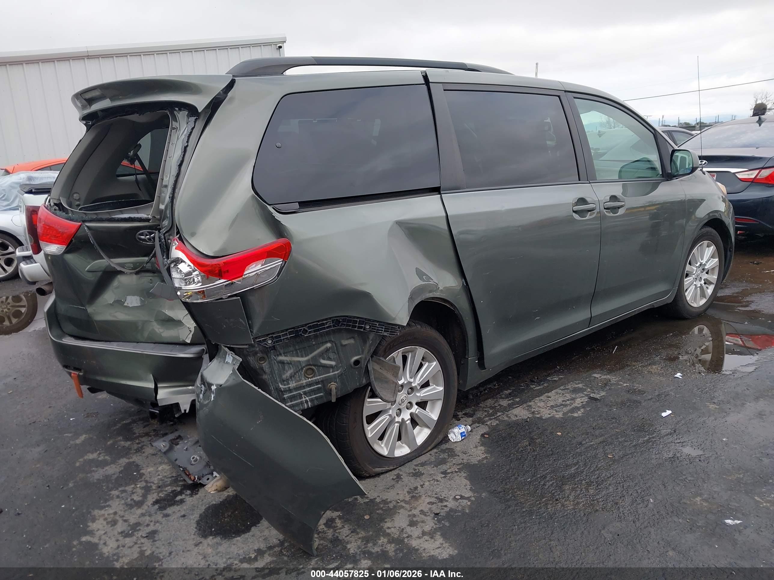 TOYOTA SIENNA image 4