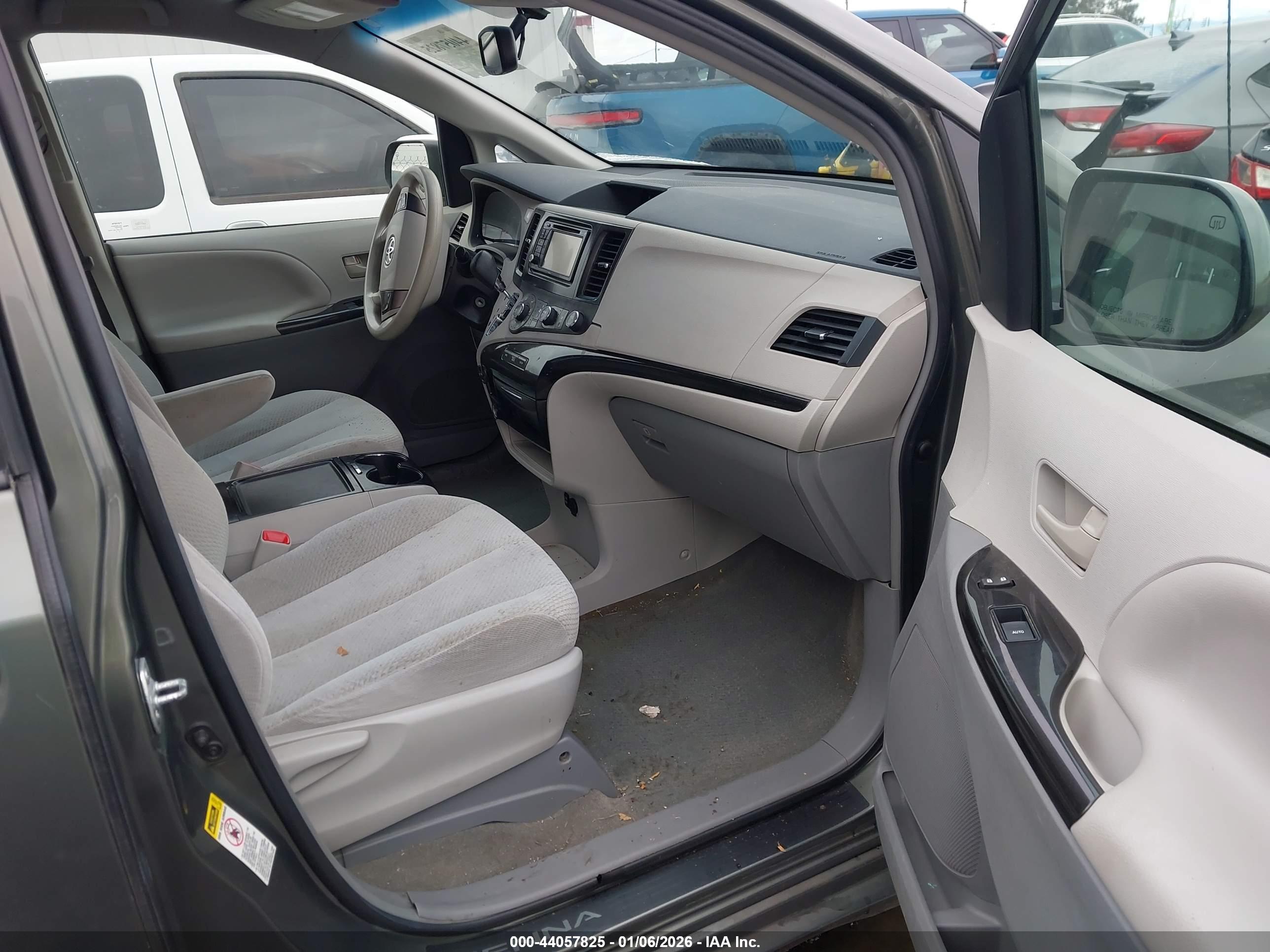 TOYOTA SIENNA image 5