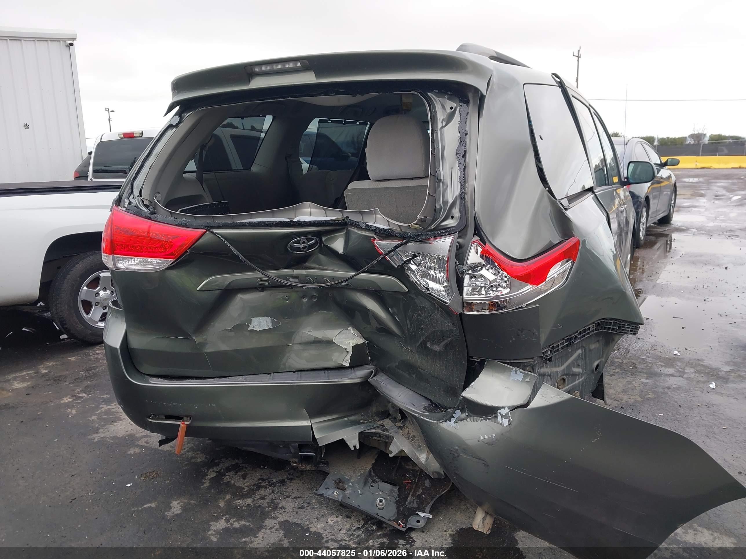 TOYOTA SIENNA image 6