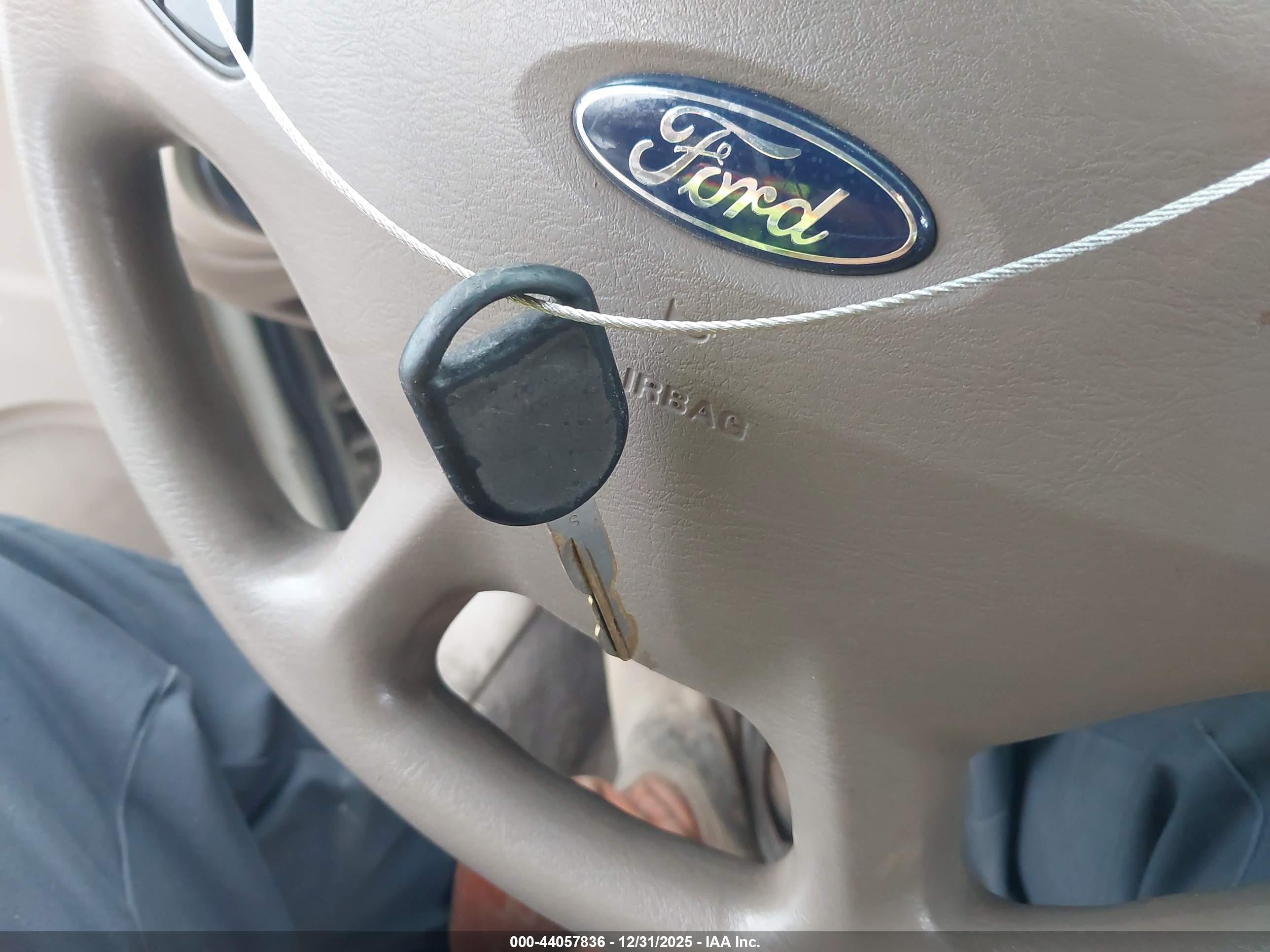 FORD TAURUS image 11