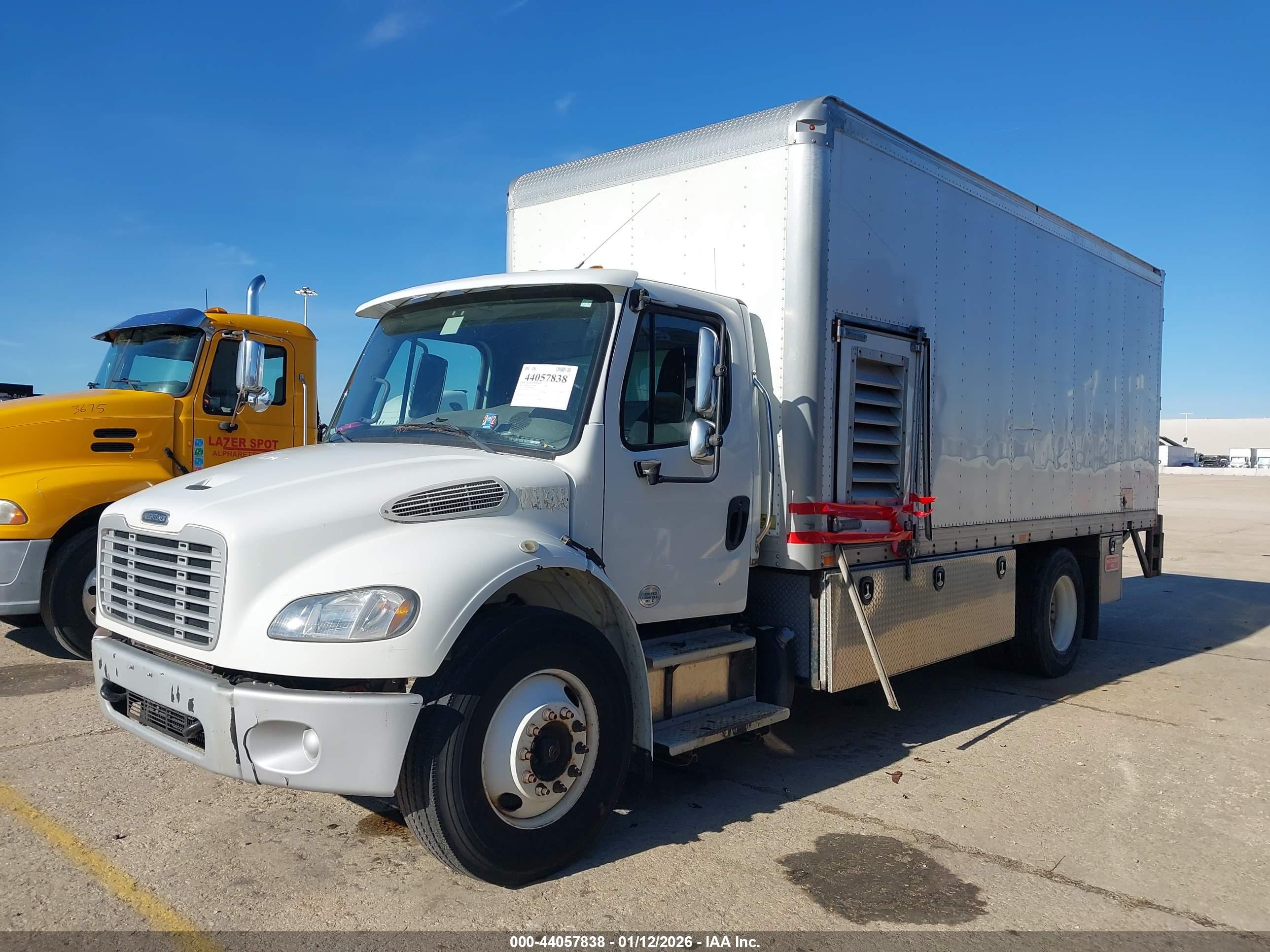 FREIGHTLINER M2 image 2