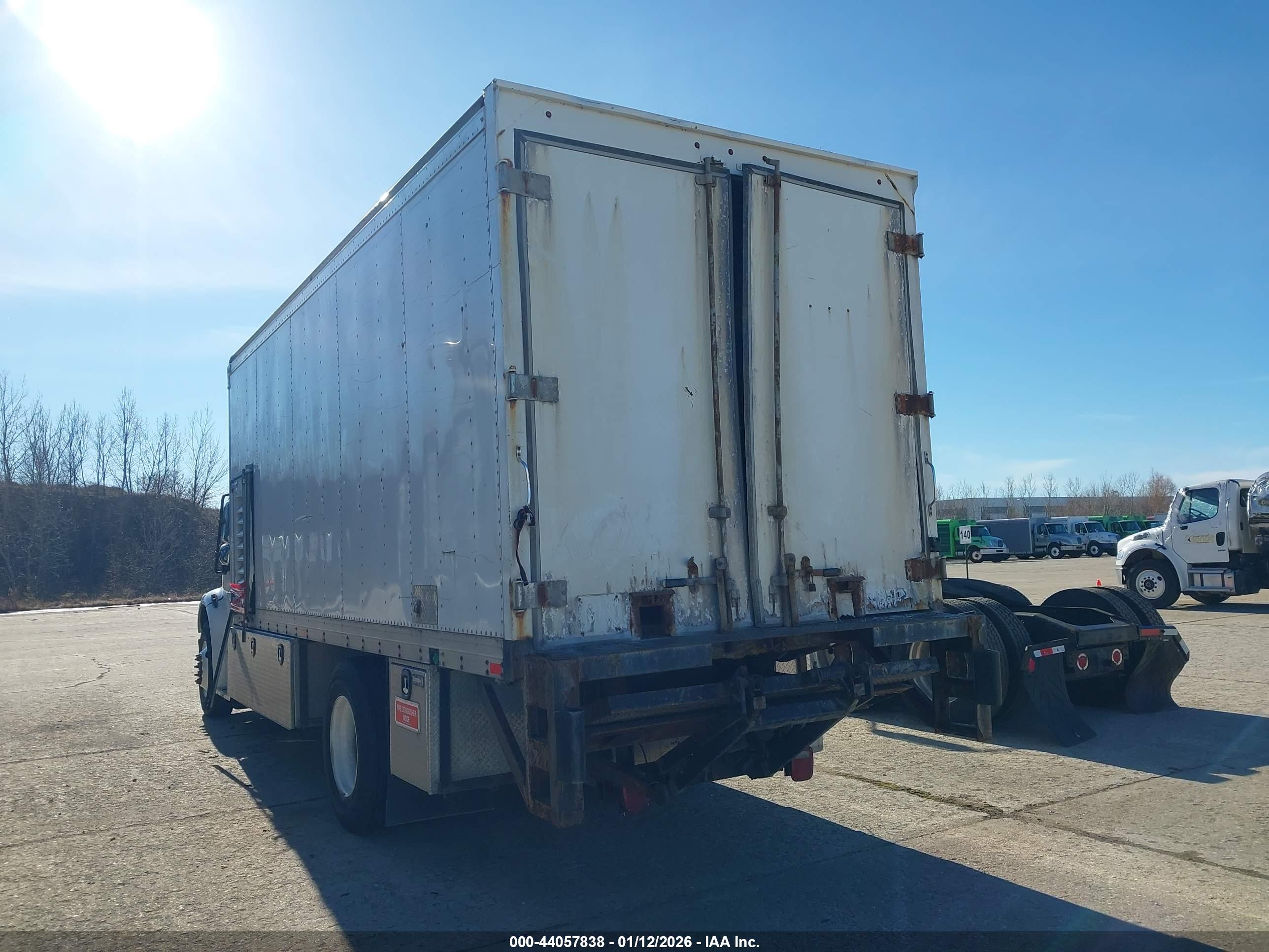 FREIGHTLINER M2 image 3