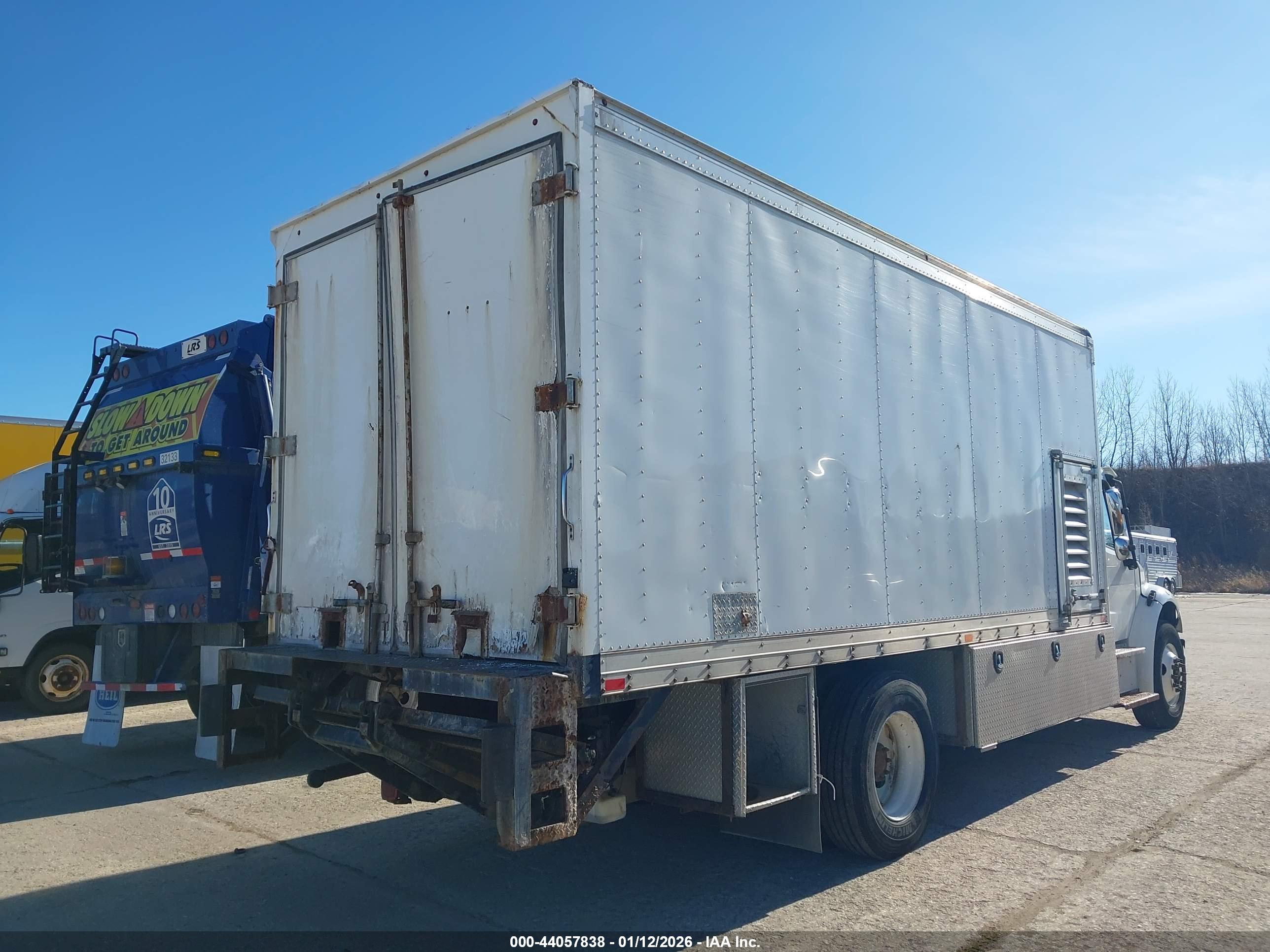 FREIGHTLINER M2 image 4