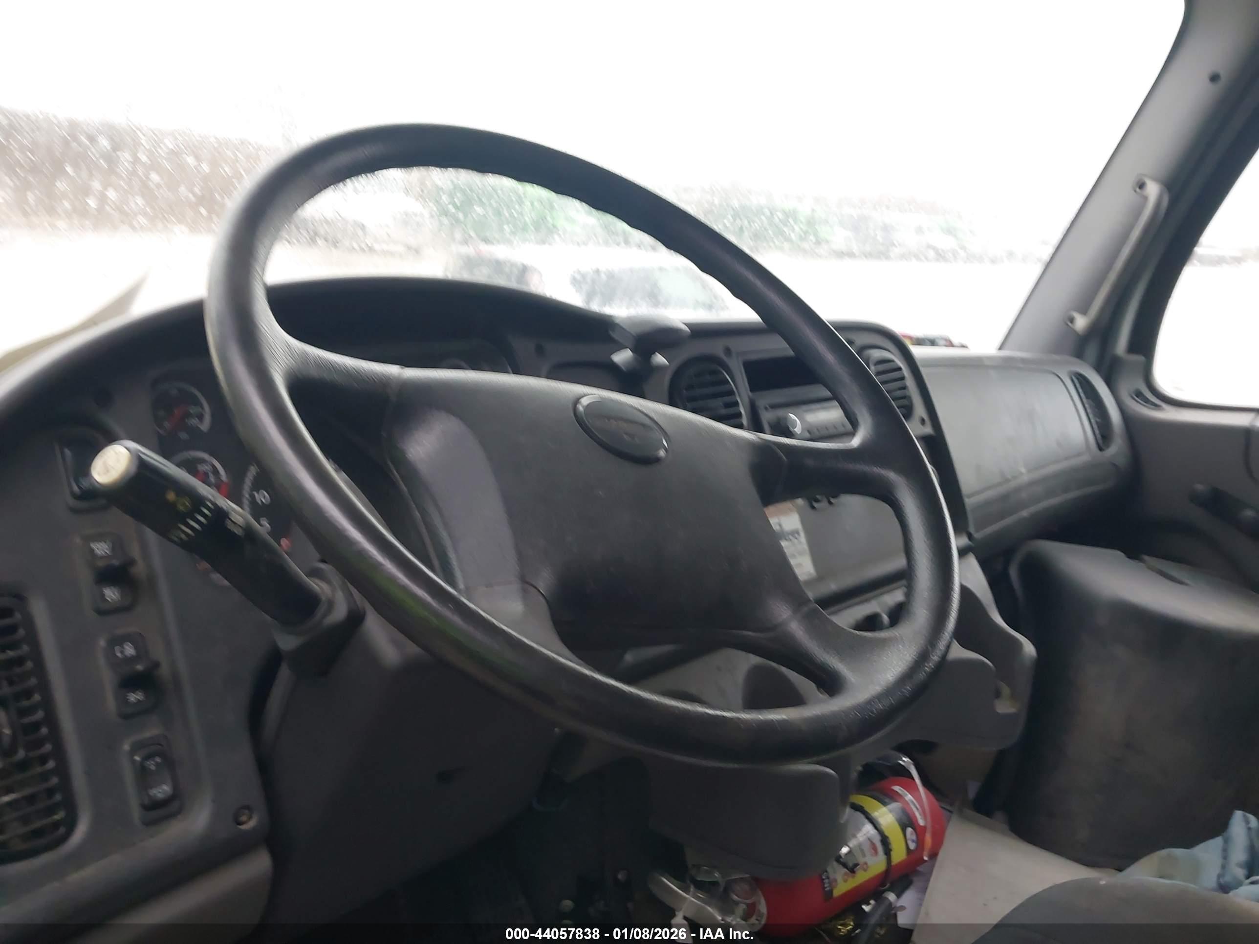 FREIGHTLINER M2 image 8