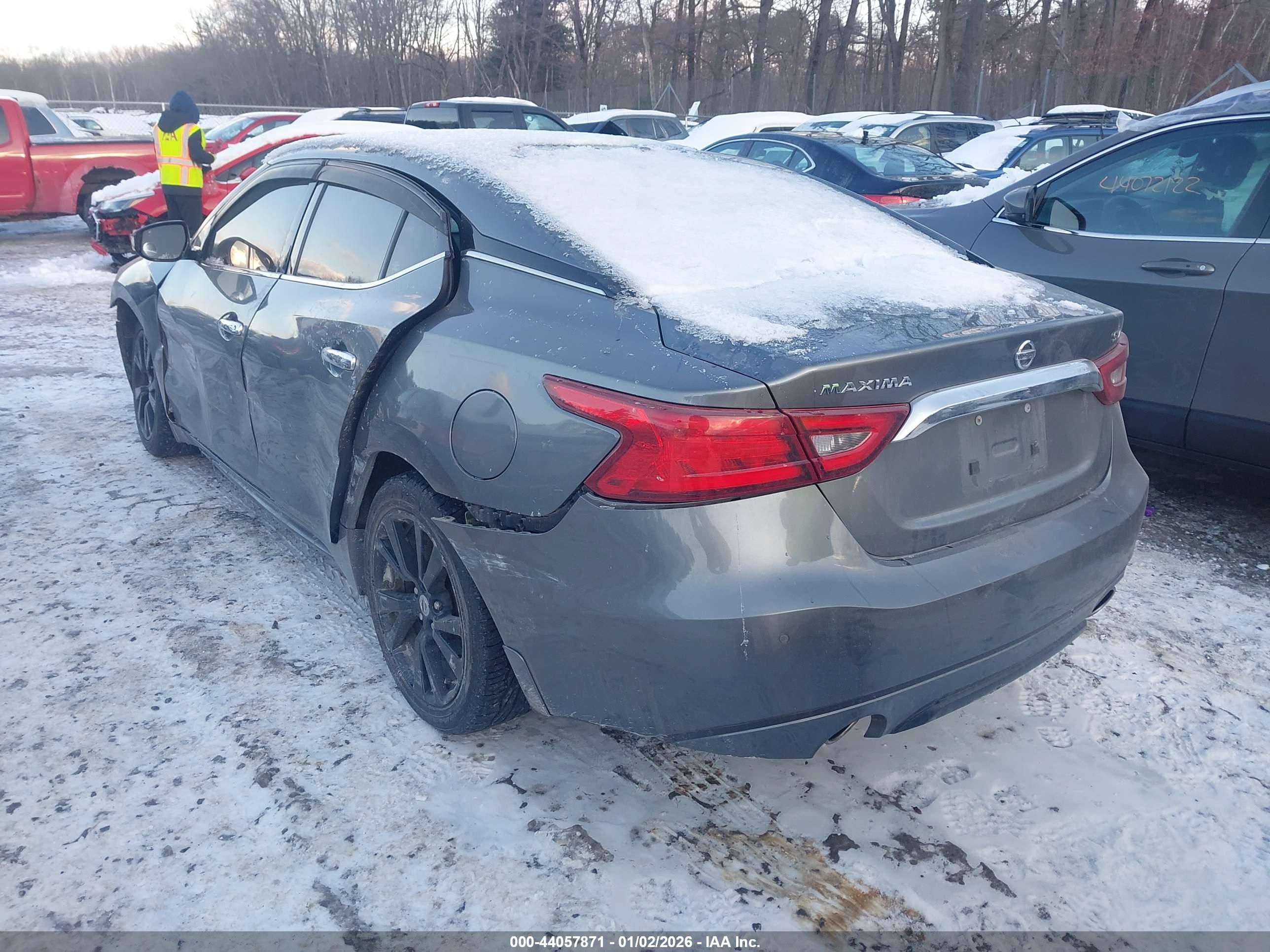 NISSAN MAXIMA image 3