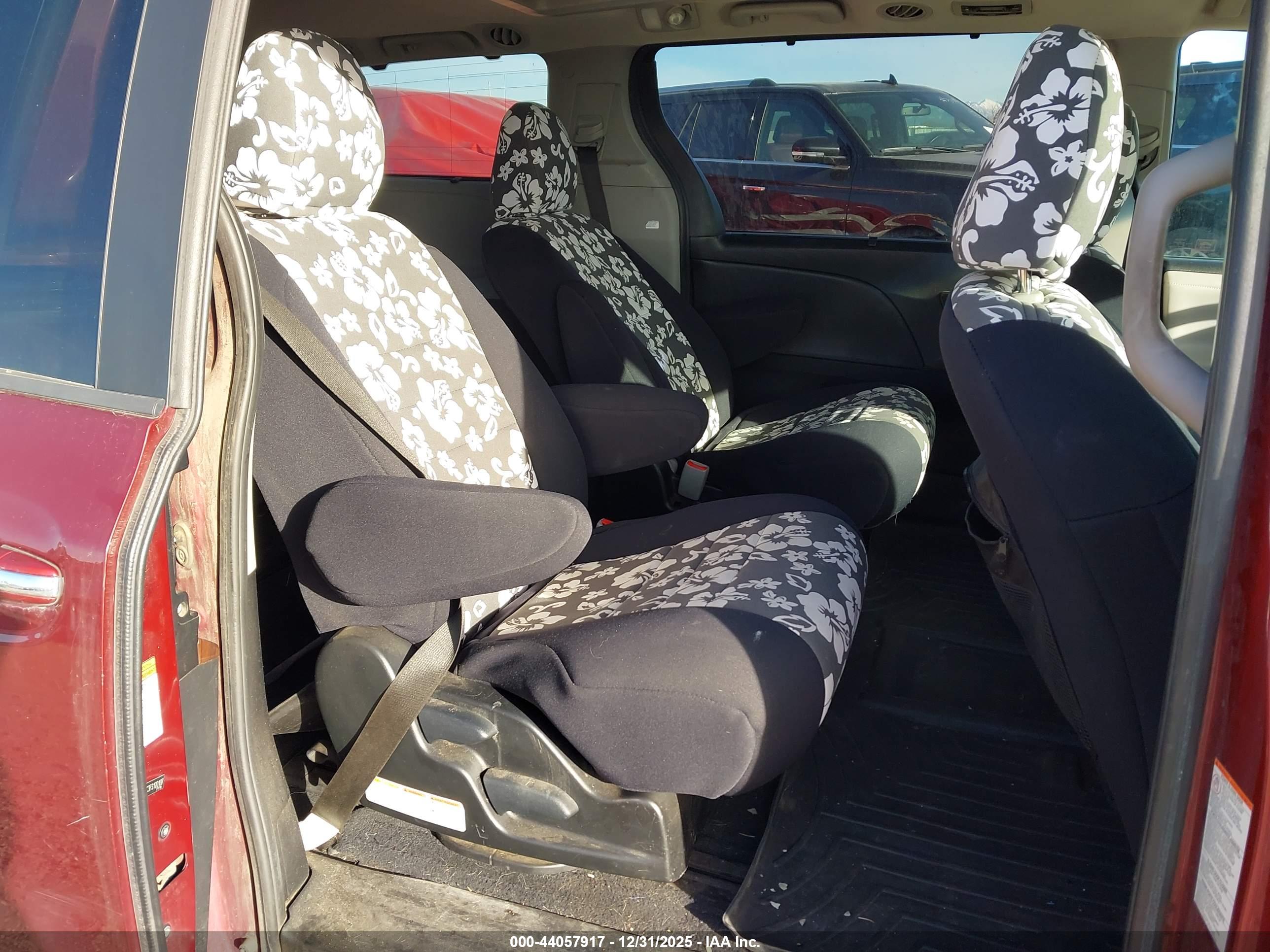 TOYOTA SIENNA image 8