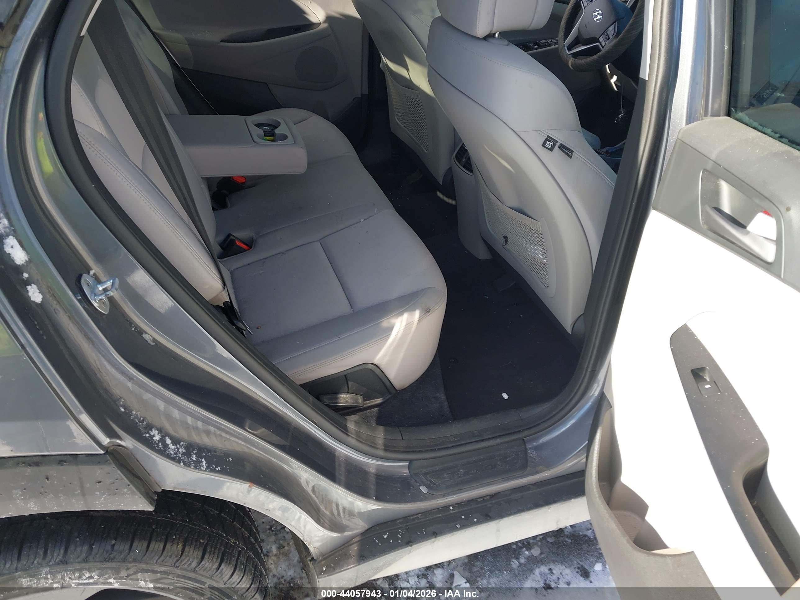 HYUNDAI TUCSON image 8