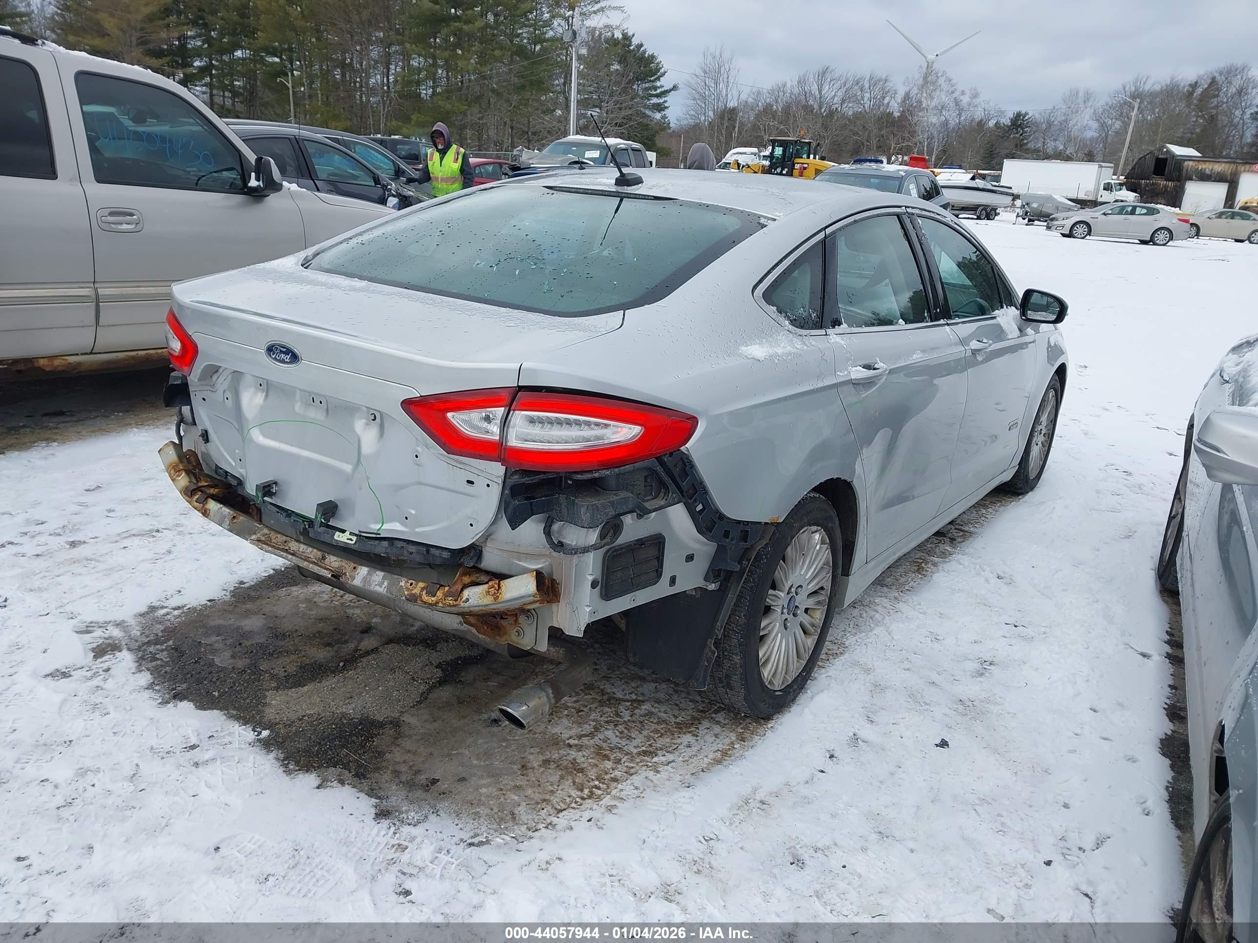 FORD FUSION image 4