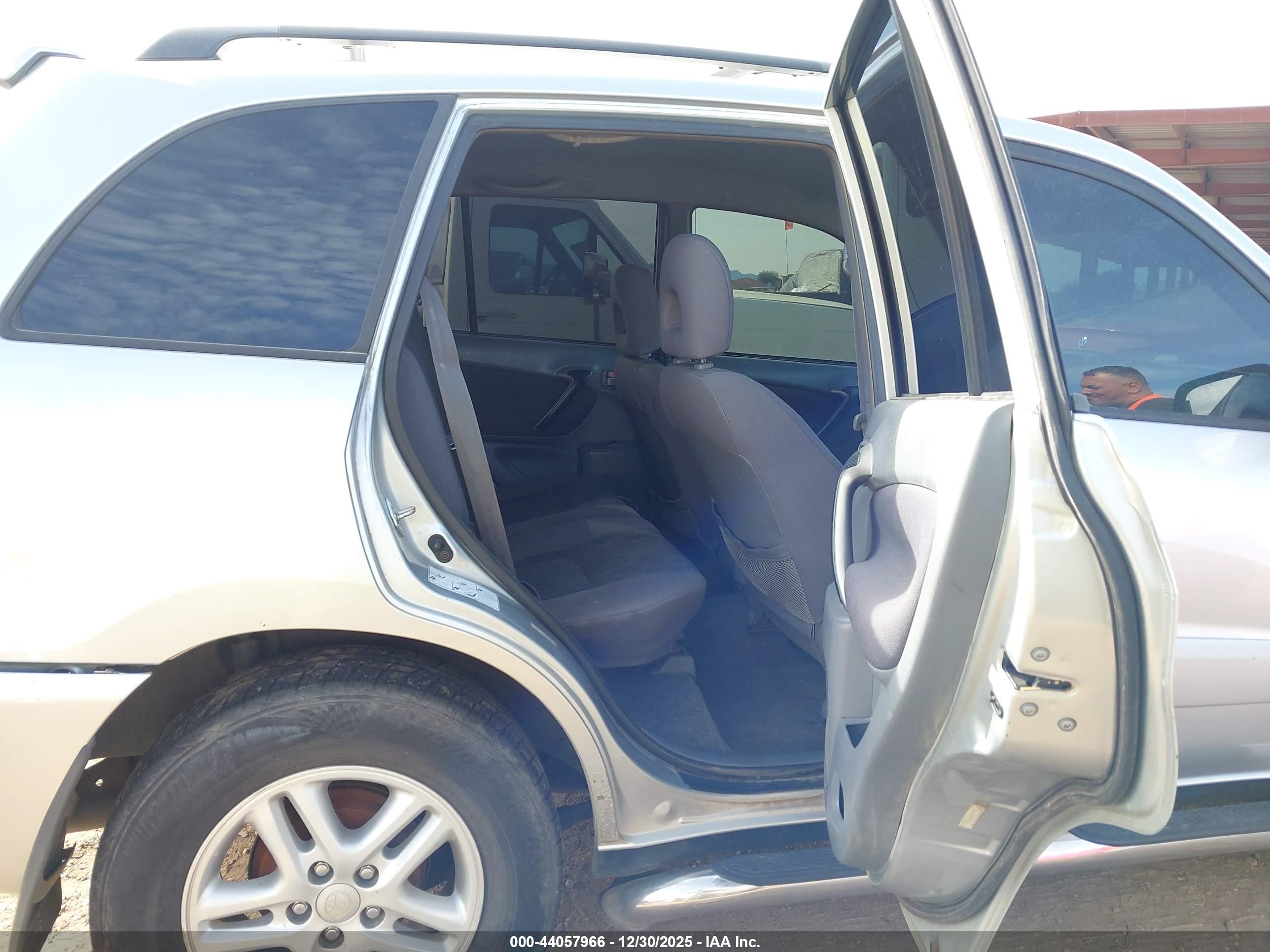 TOYOTA RAV4 image 8