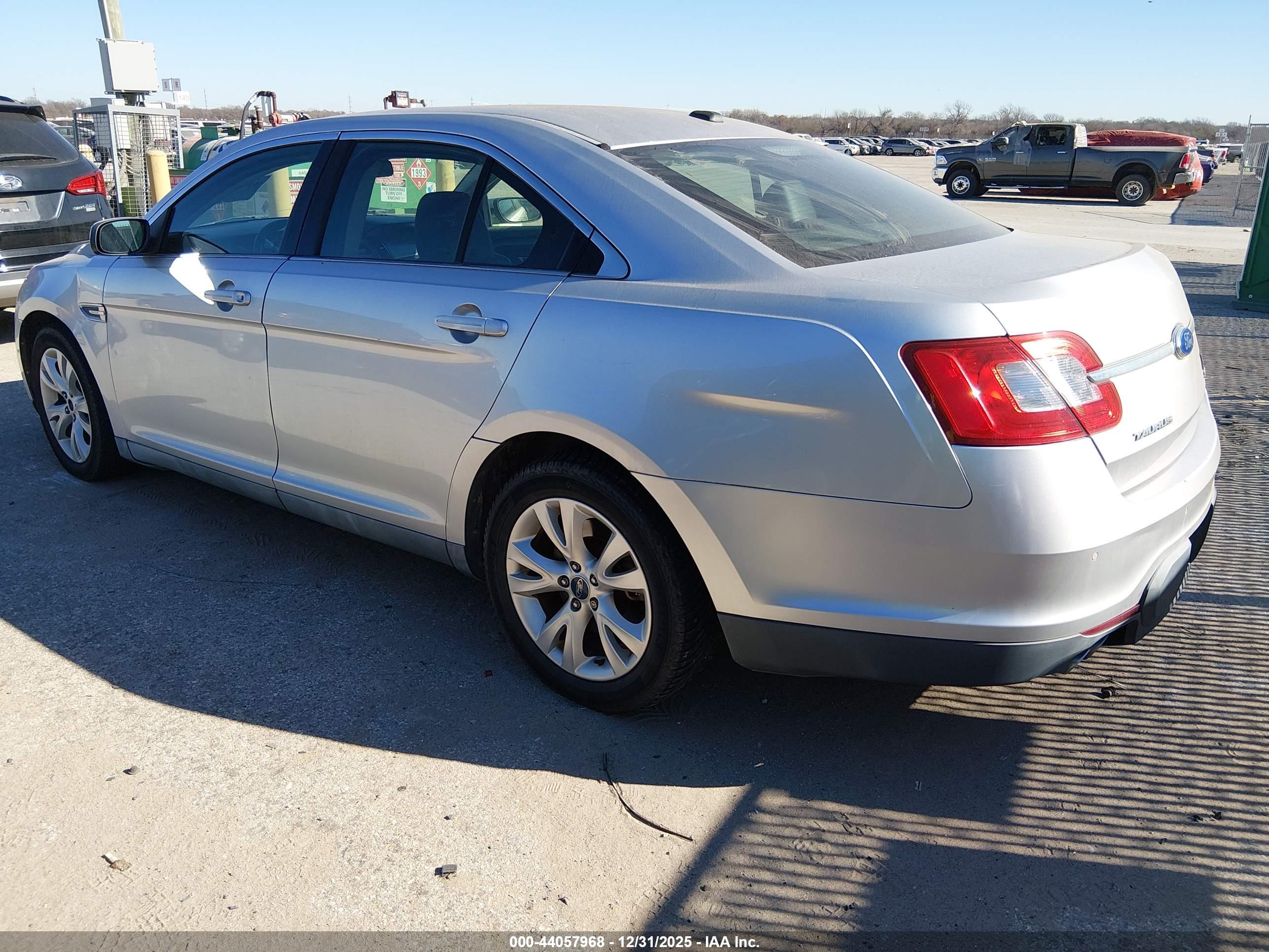 FORD TAURUS image 3